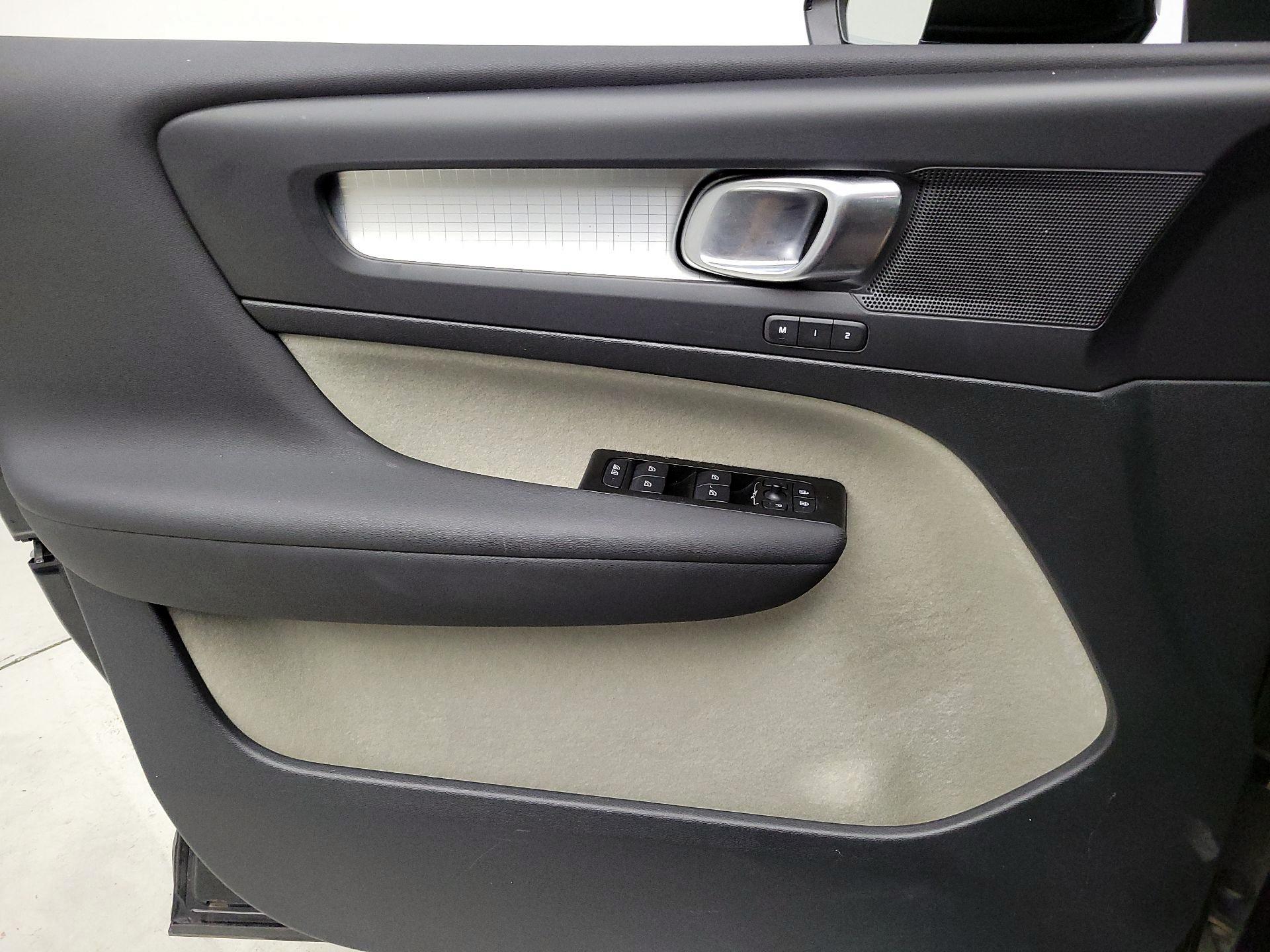 Thumbnail: 2021 Volvo XC40 - 12
