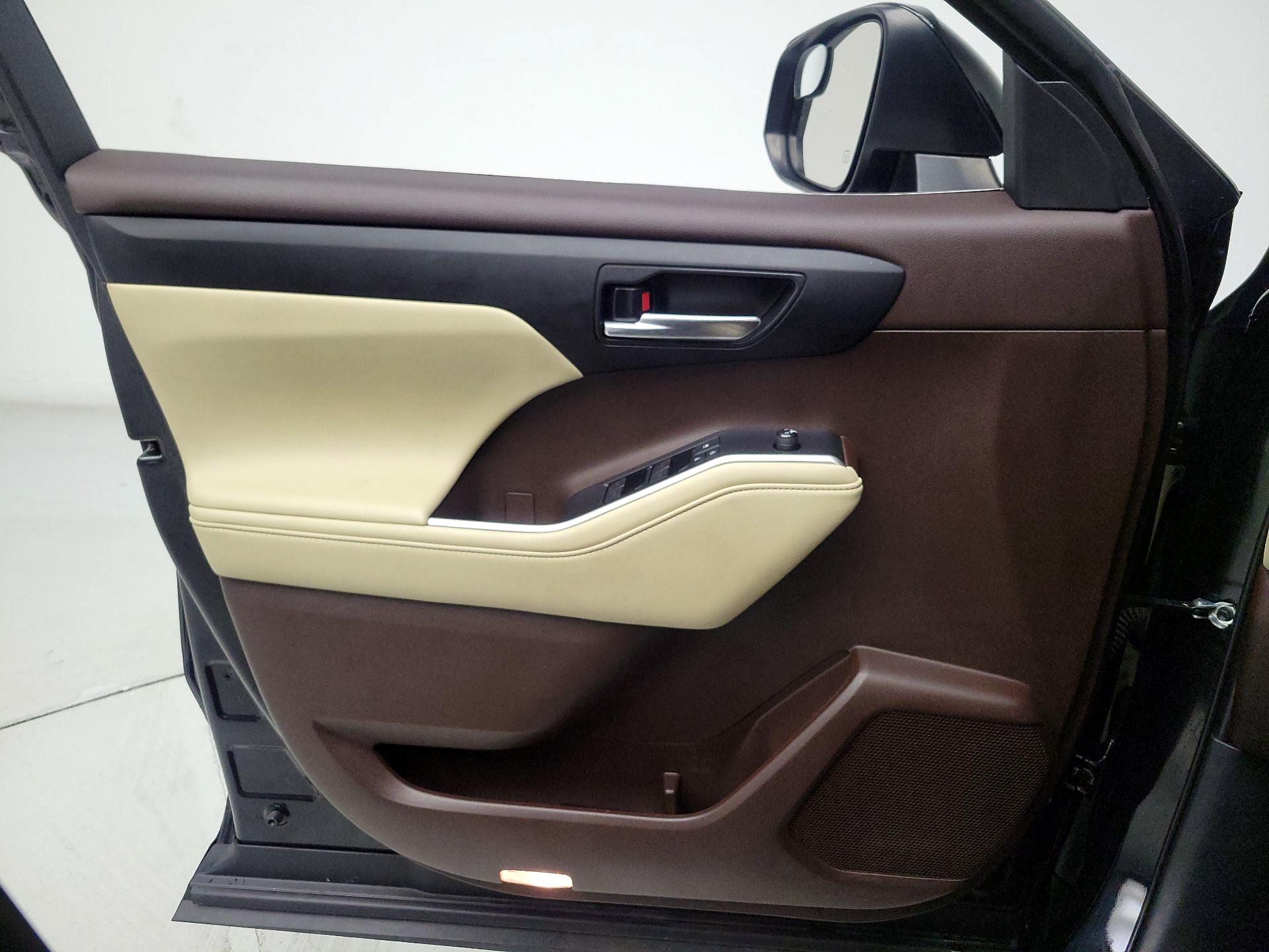 Thumbnail: 2021 Toyota Highlander - 12