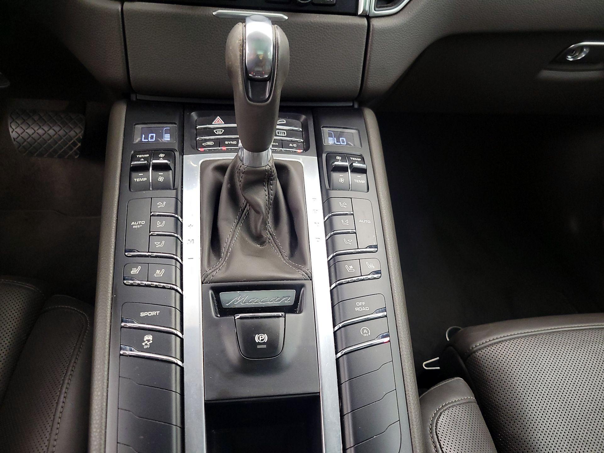 Thumbnail: 2015 Porsche Macan - 18