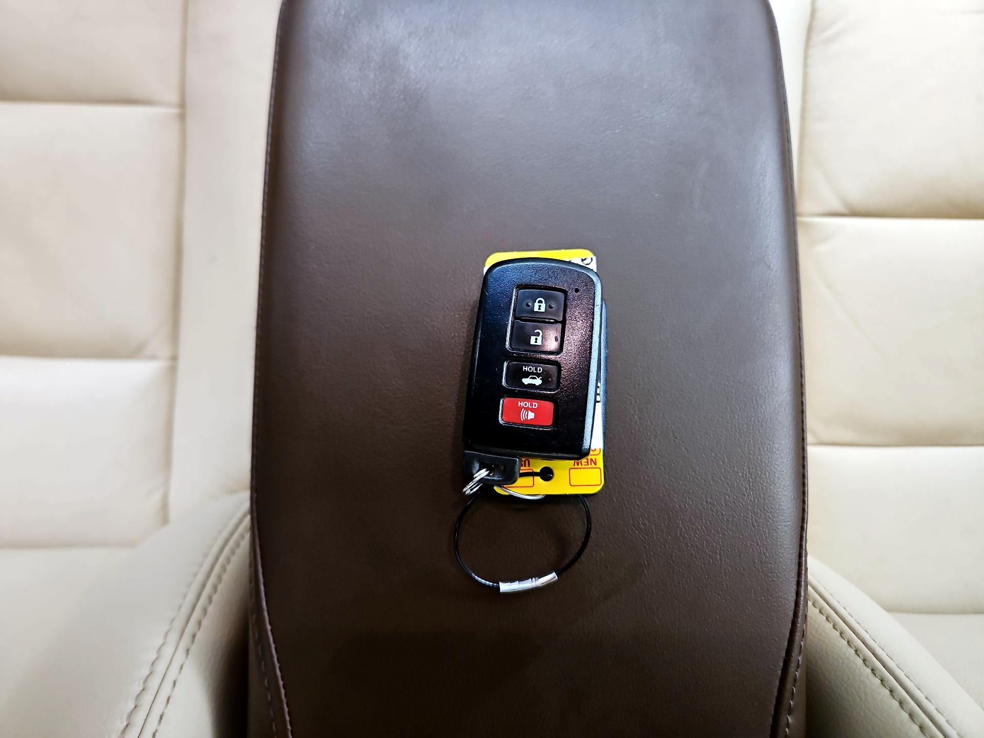 Thumbnail: 2016 Toyota Avalon - 16