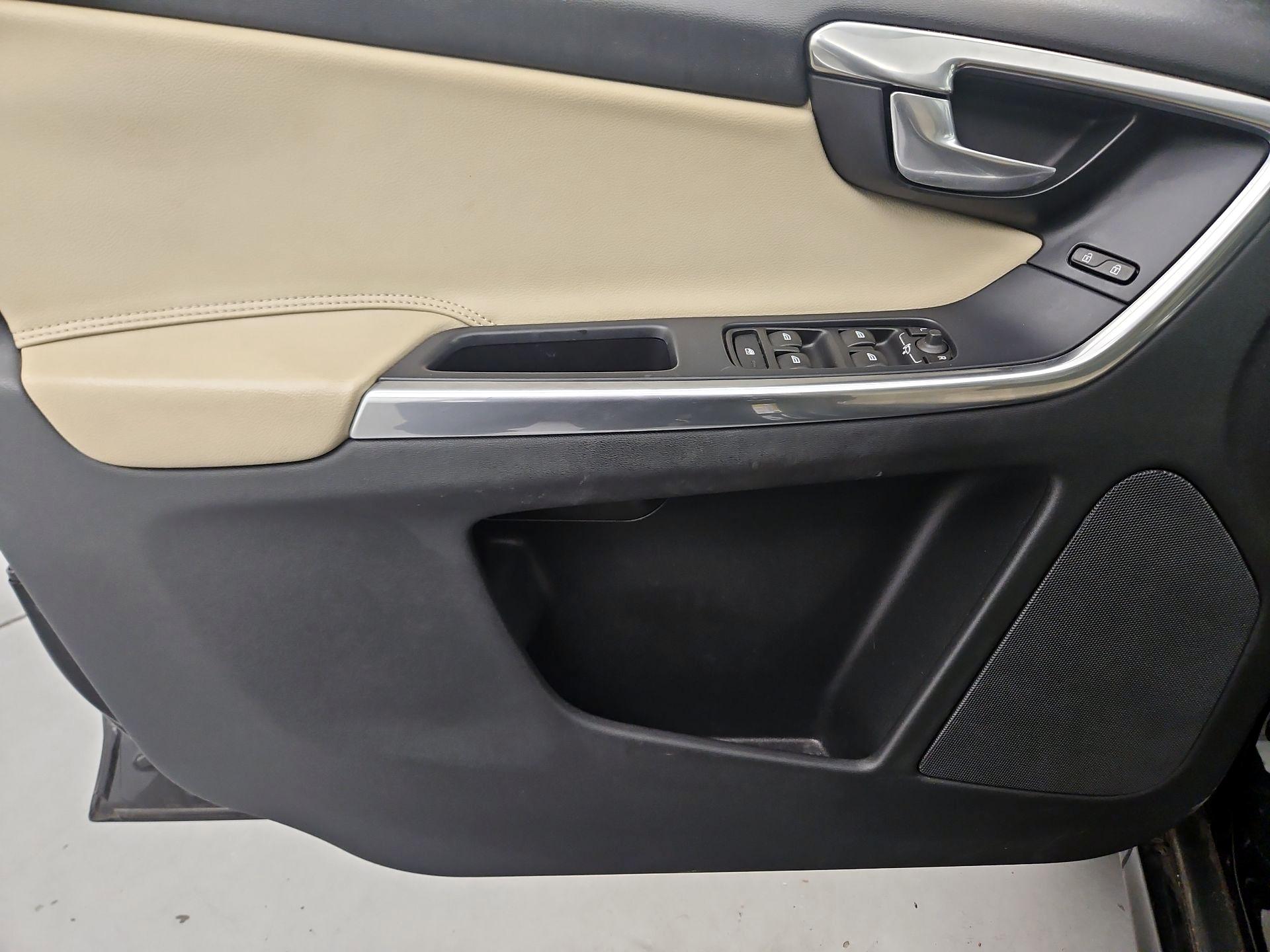 Thumbnail: 2016 Volvo XC60 - 12