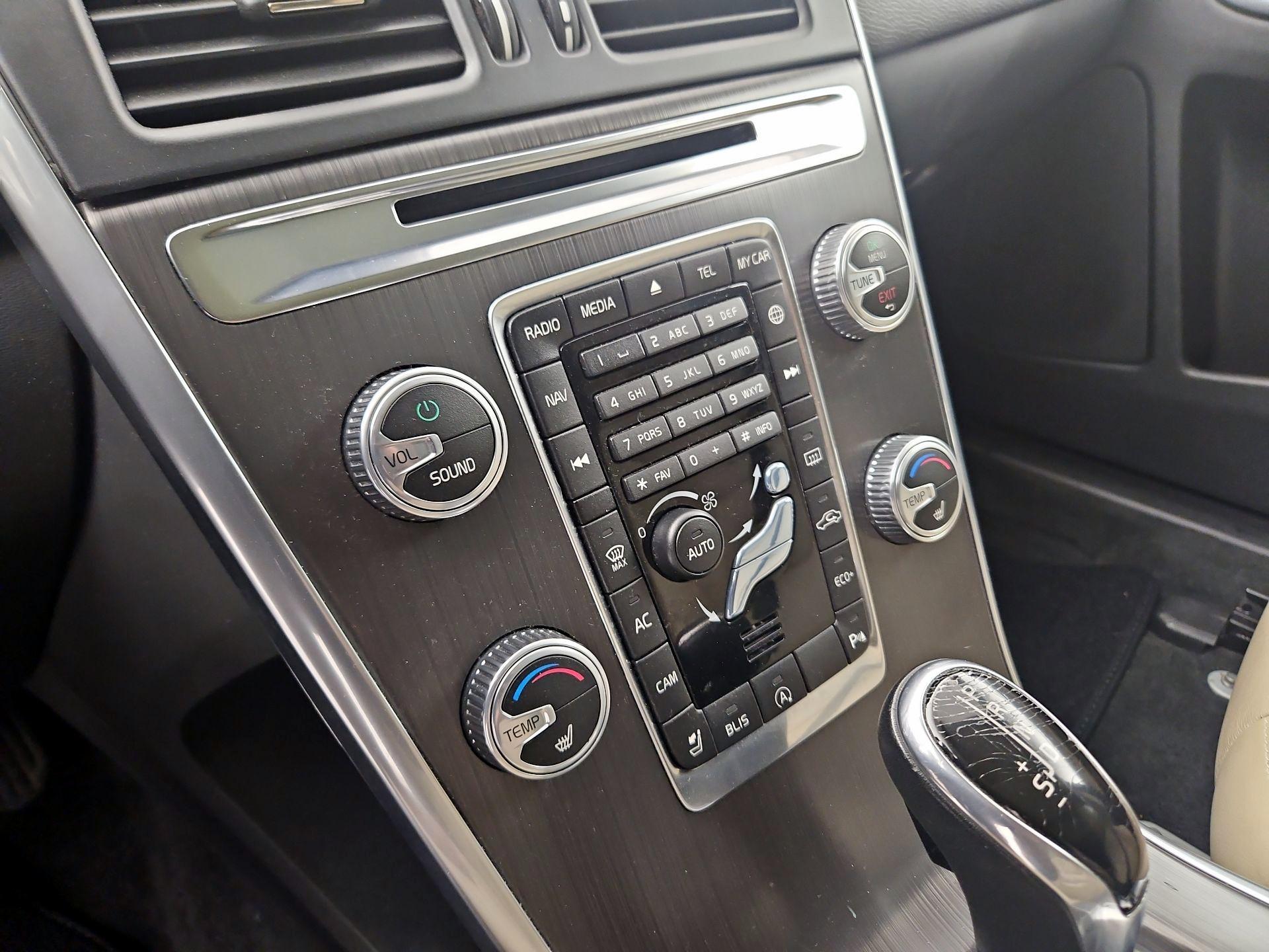 Thumbnail: 2016 Volvo XC60 - 14