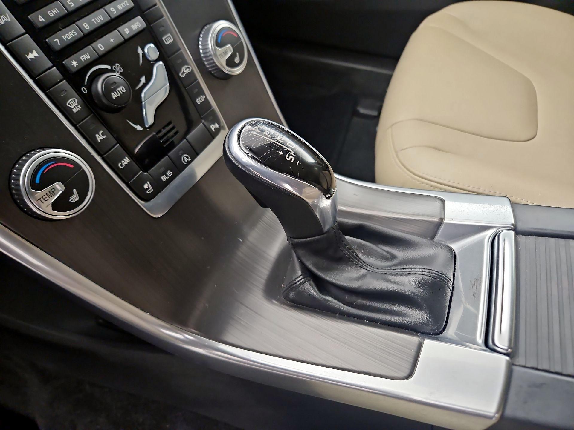 Thumbnail: 2016 Volvo XC60 - 15