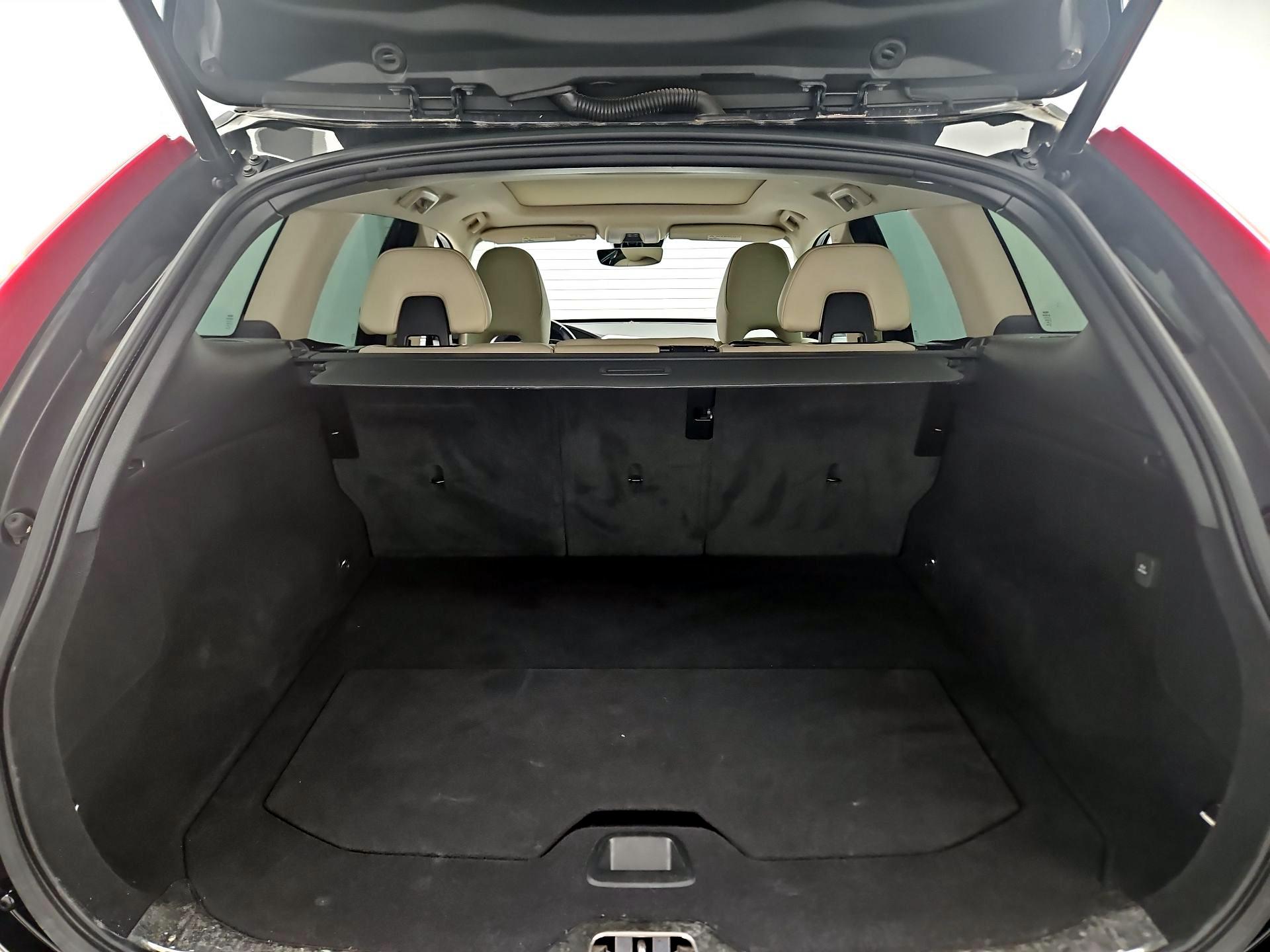 Thumbnail: 2016 Volvo XC60 - 16