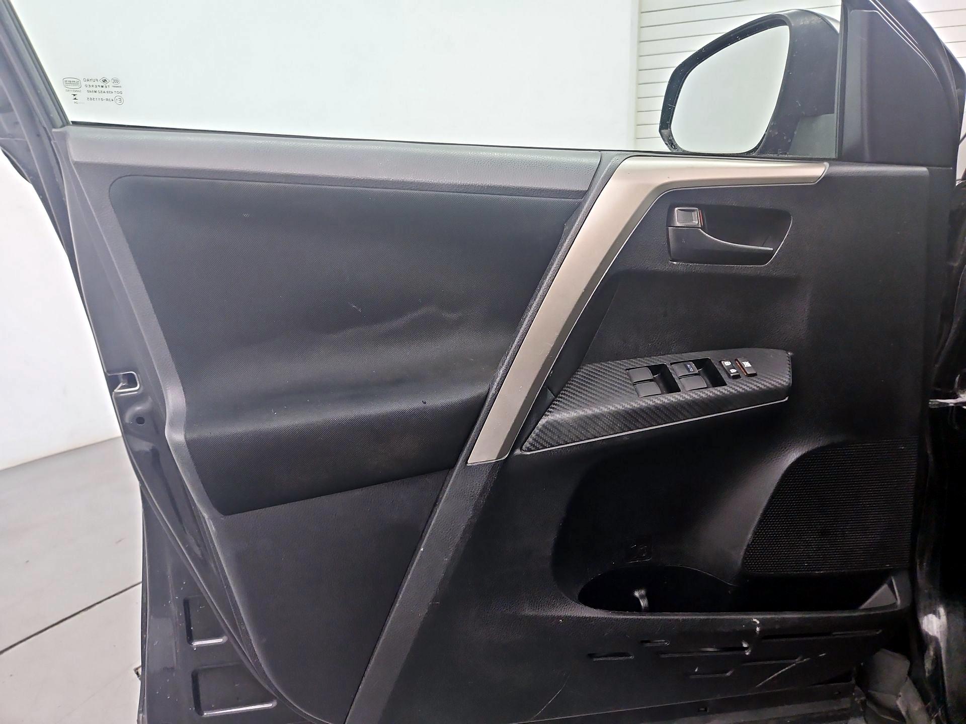 Thumbnail: 2015 Toyota RAV4 - 12