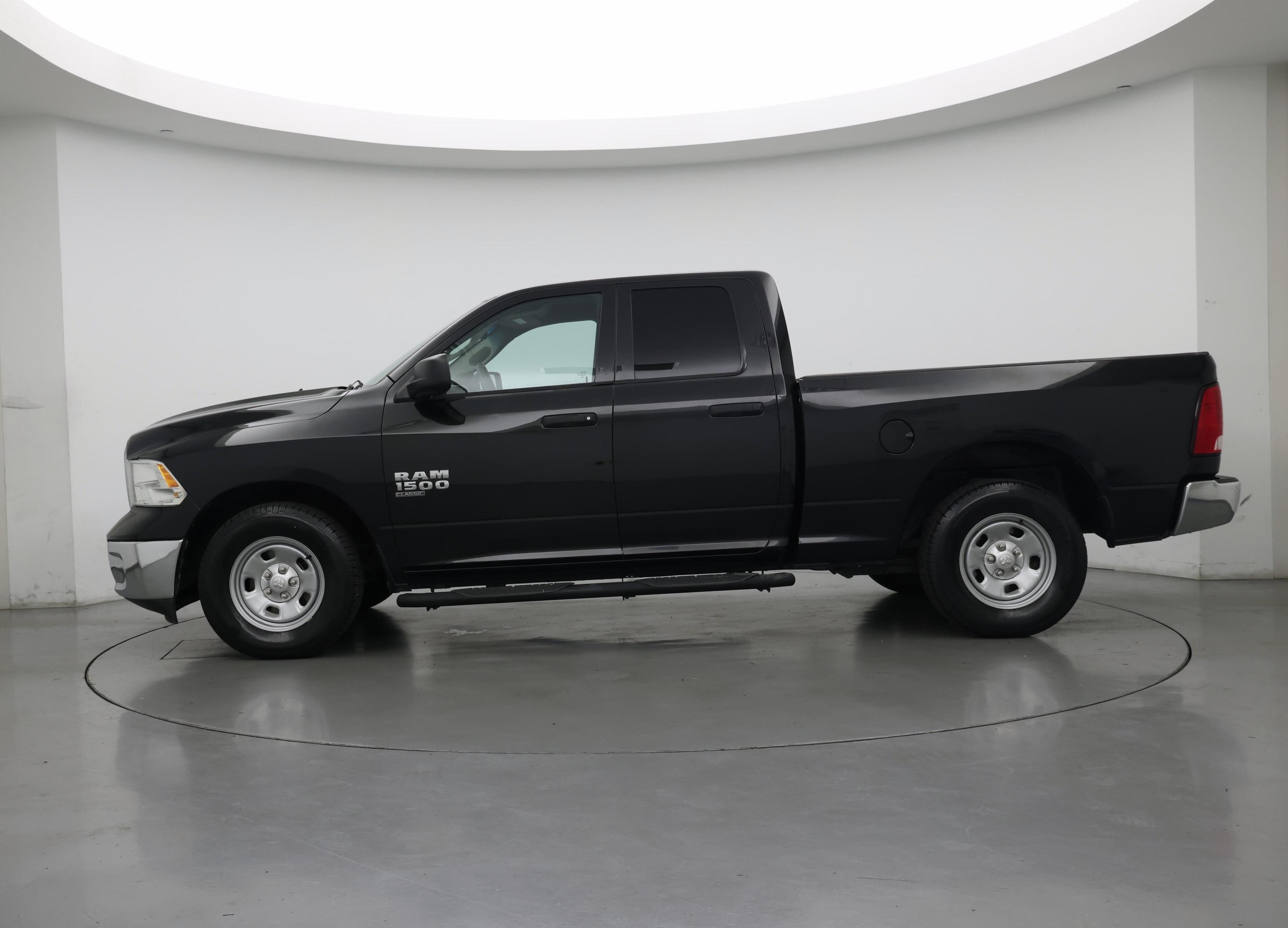 Thumbnail: 2019 RAM 1500 Classic - 3