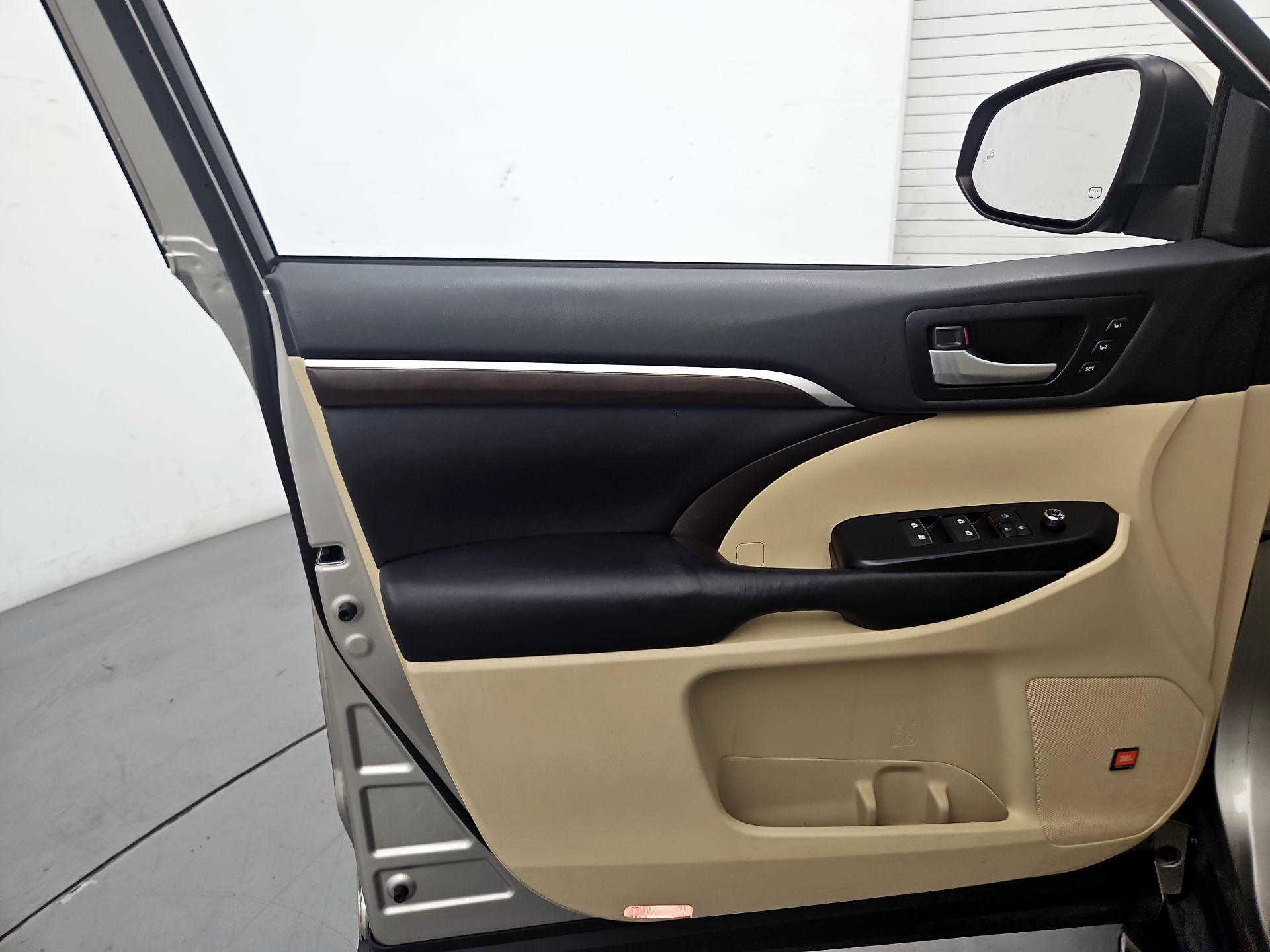 Thumbnail: 2016 Toyota Highlander - 12