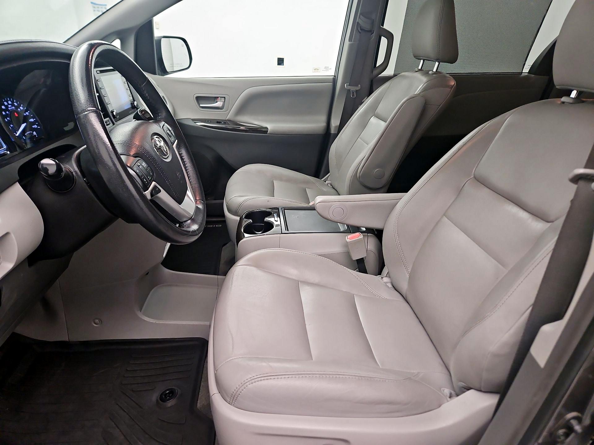 Thumbnail: 2018 Toyota Sienna - 11