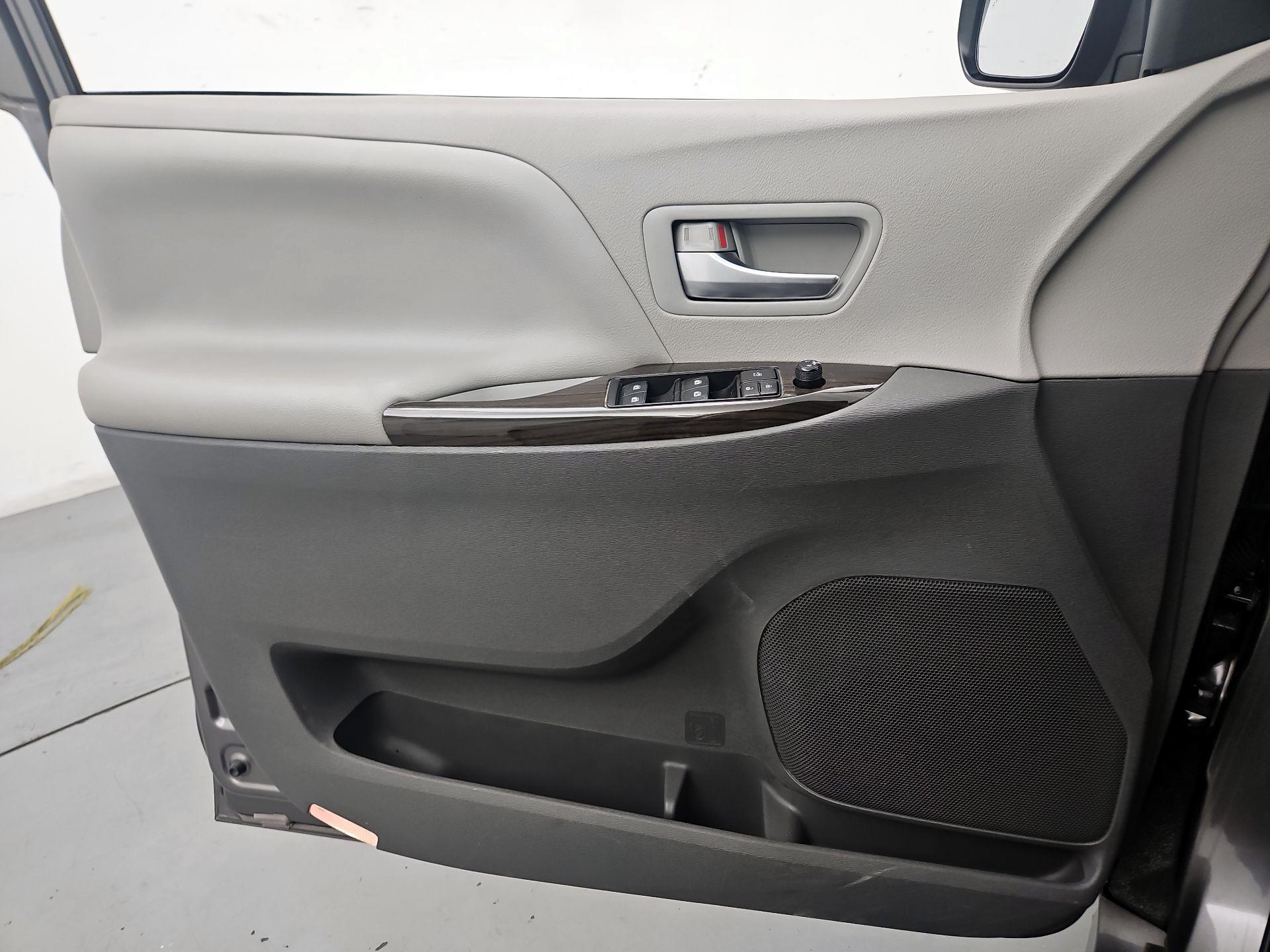Thumbnail: 2018 Toyota Sienna - 12