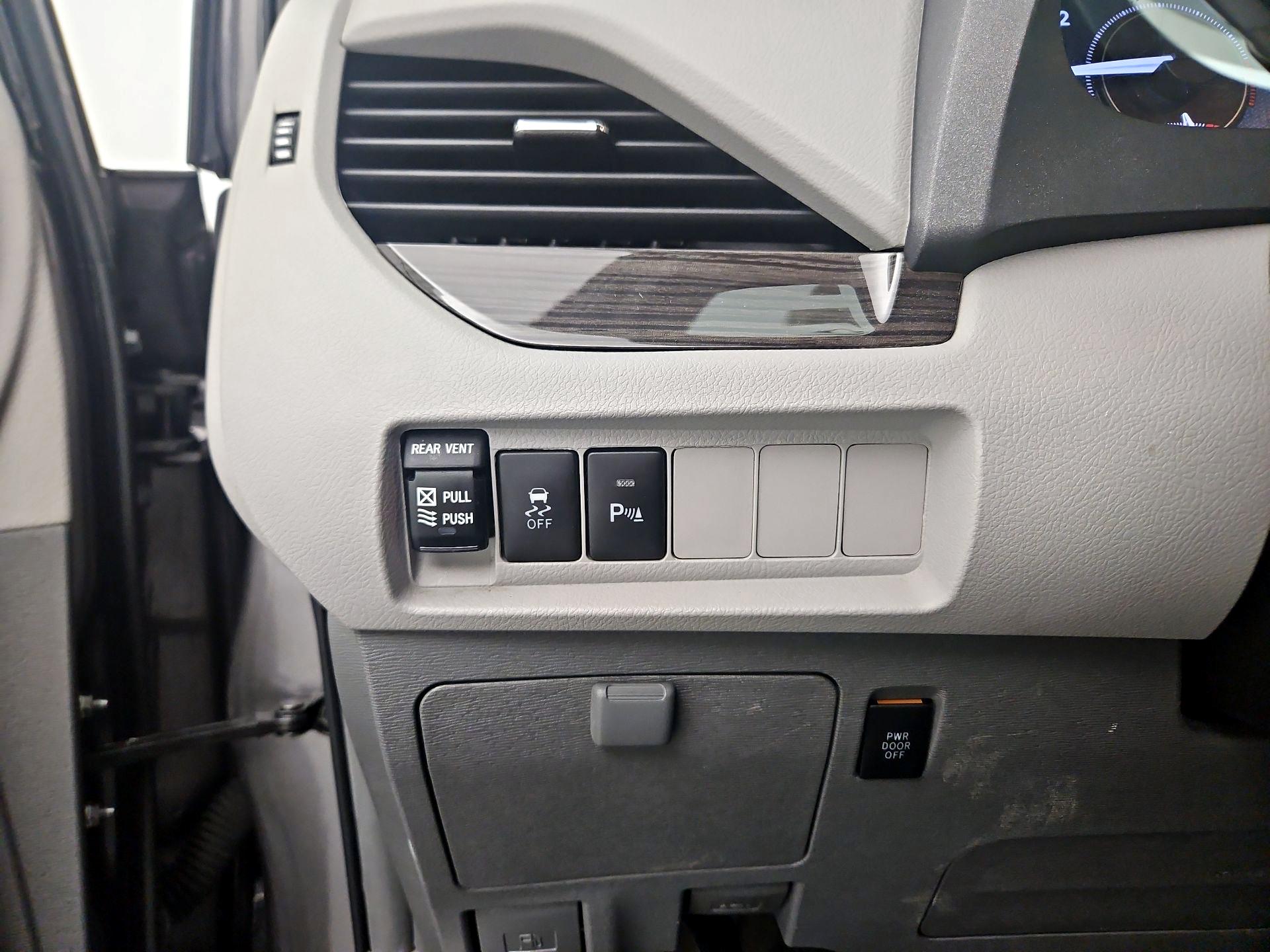 Thumbnail: 2018 Toyota Sienna - 13