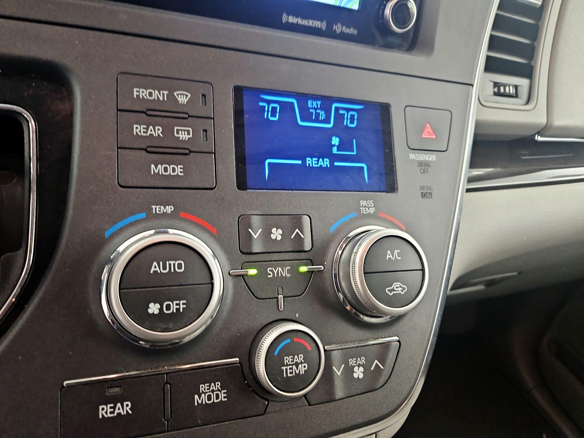 Thumbnail: 2018 Toyota Sienna - 17