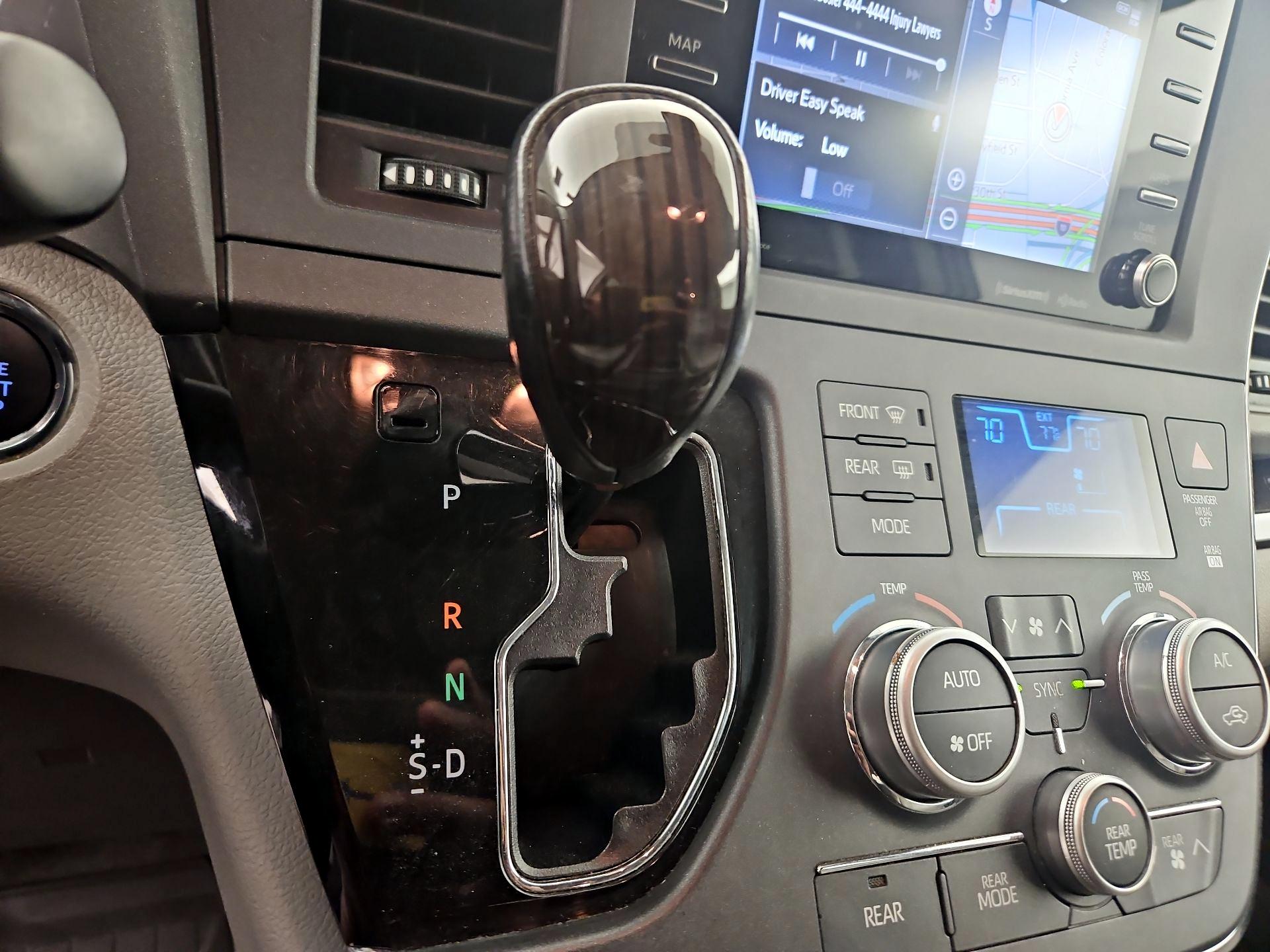 Thumbnail: 2018 Toyota Sienna - 18
