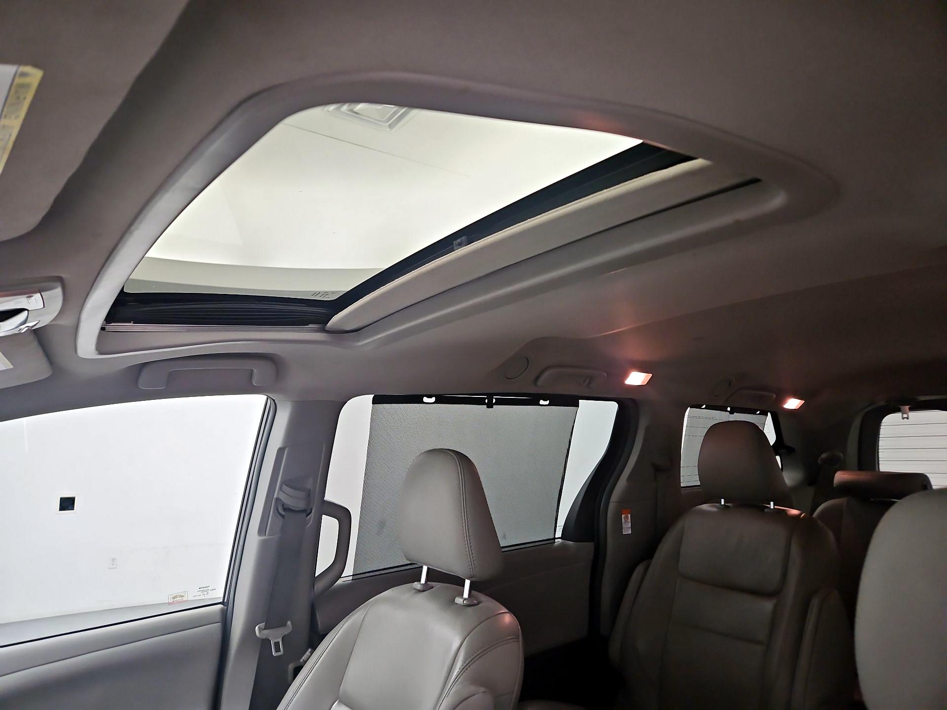 Thumbnail: 2018 Toyota Sienna - 20