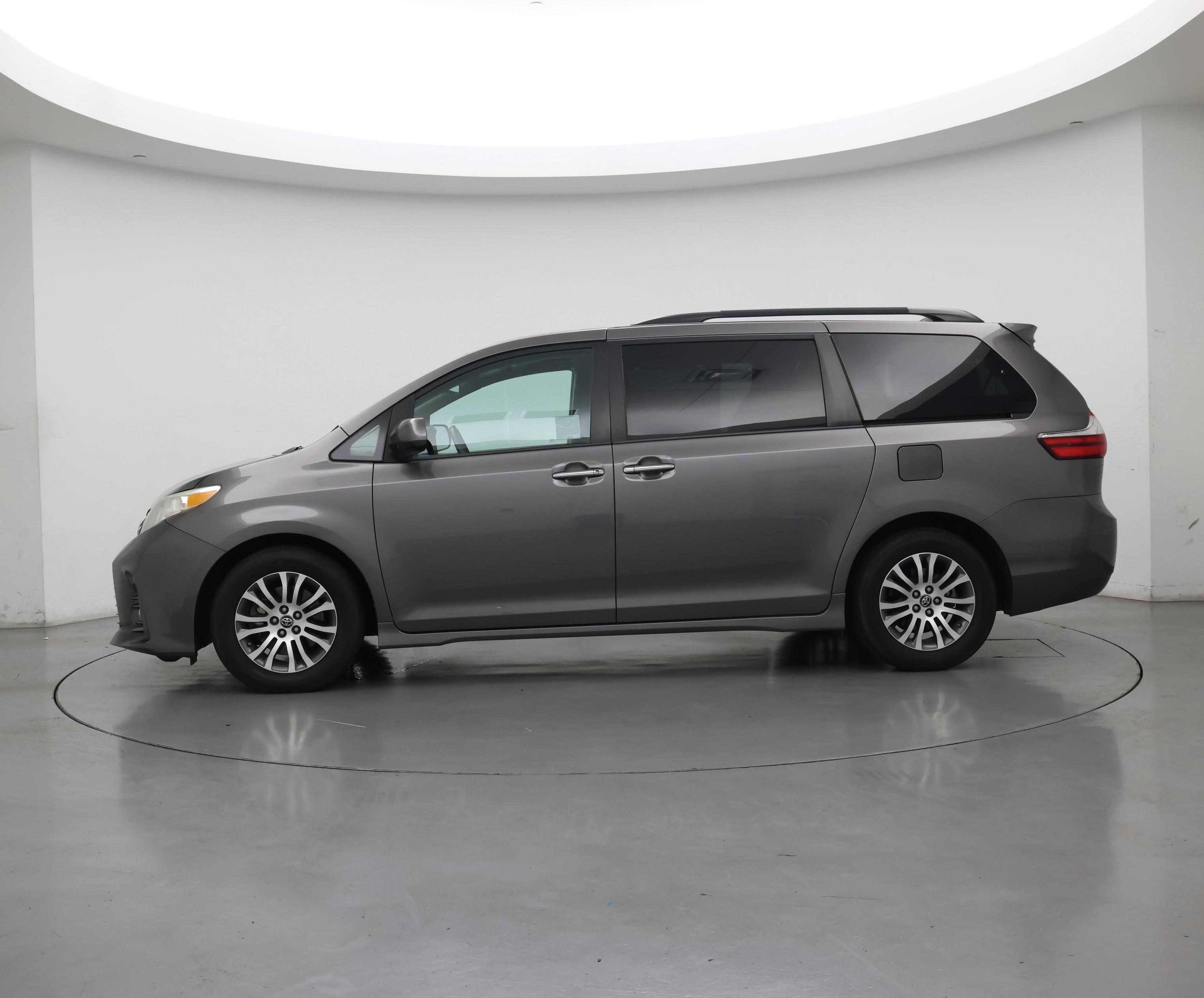 Thumbnail: 2018 Toyota Sienna - 3