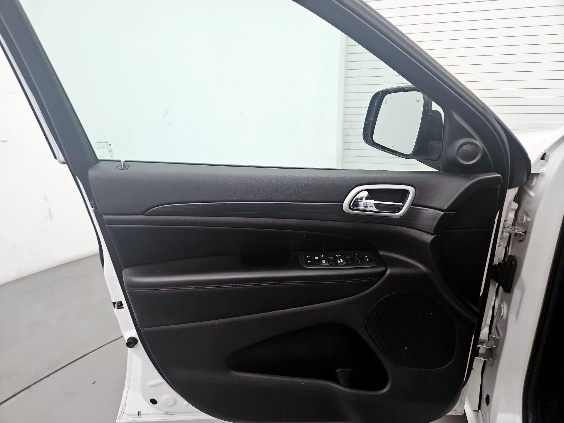 Thumbnail: 2020 Jeep Grand Cherokee - 12