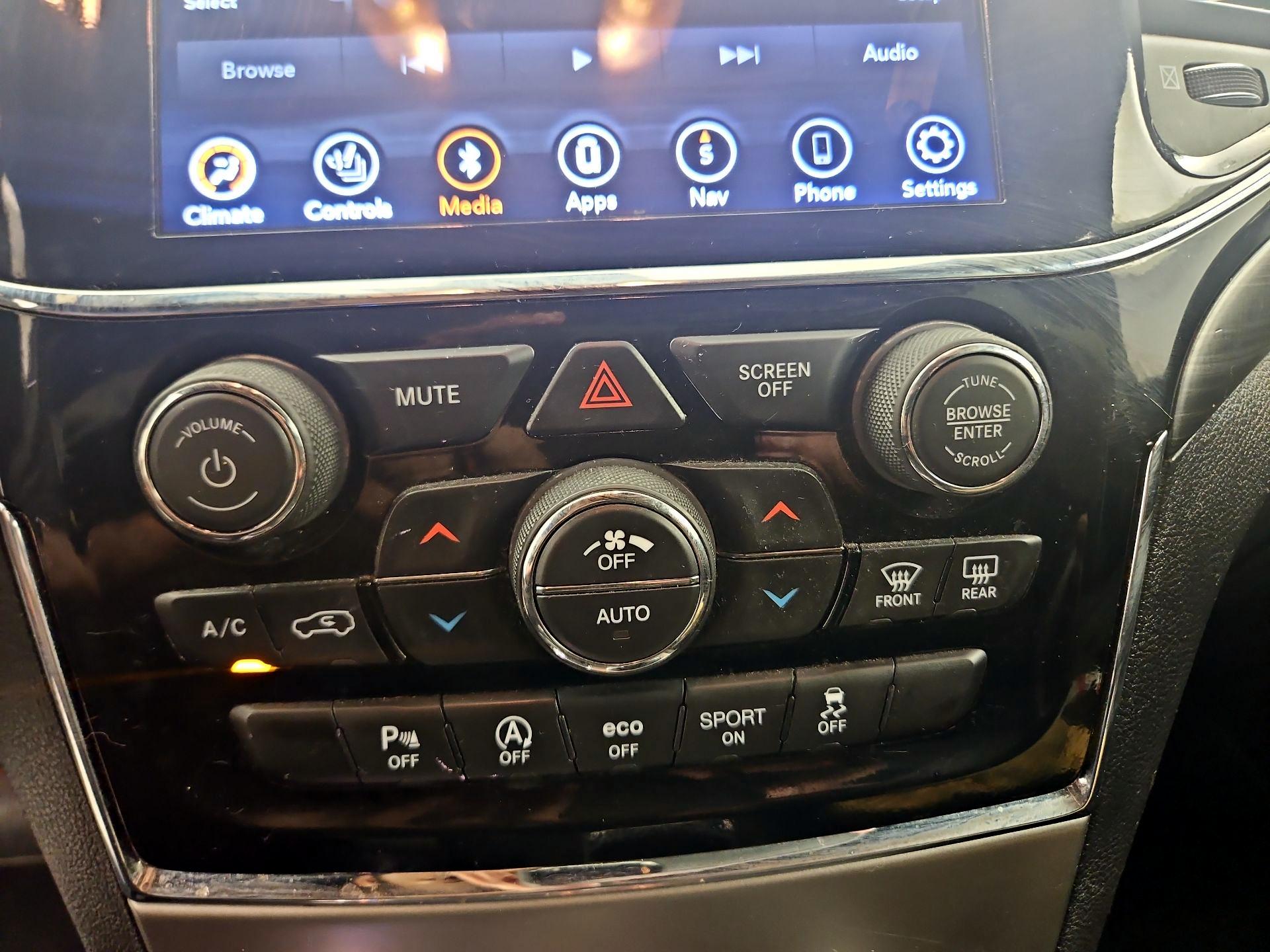 Thumbnail: 2020 Jeep Grand Cherokee - 16