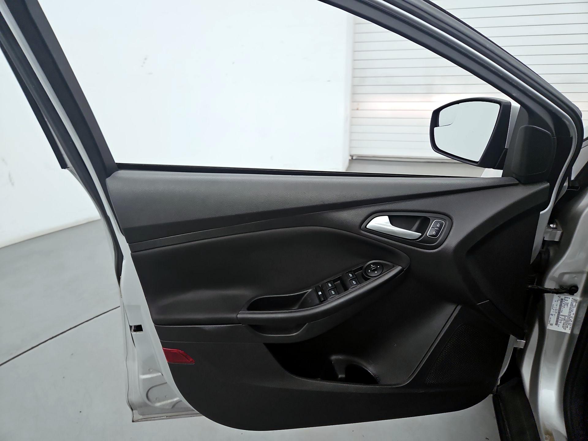 Thumbnail: 2015 Ford Focus - 12