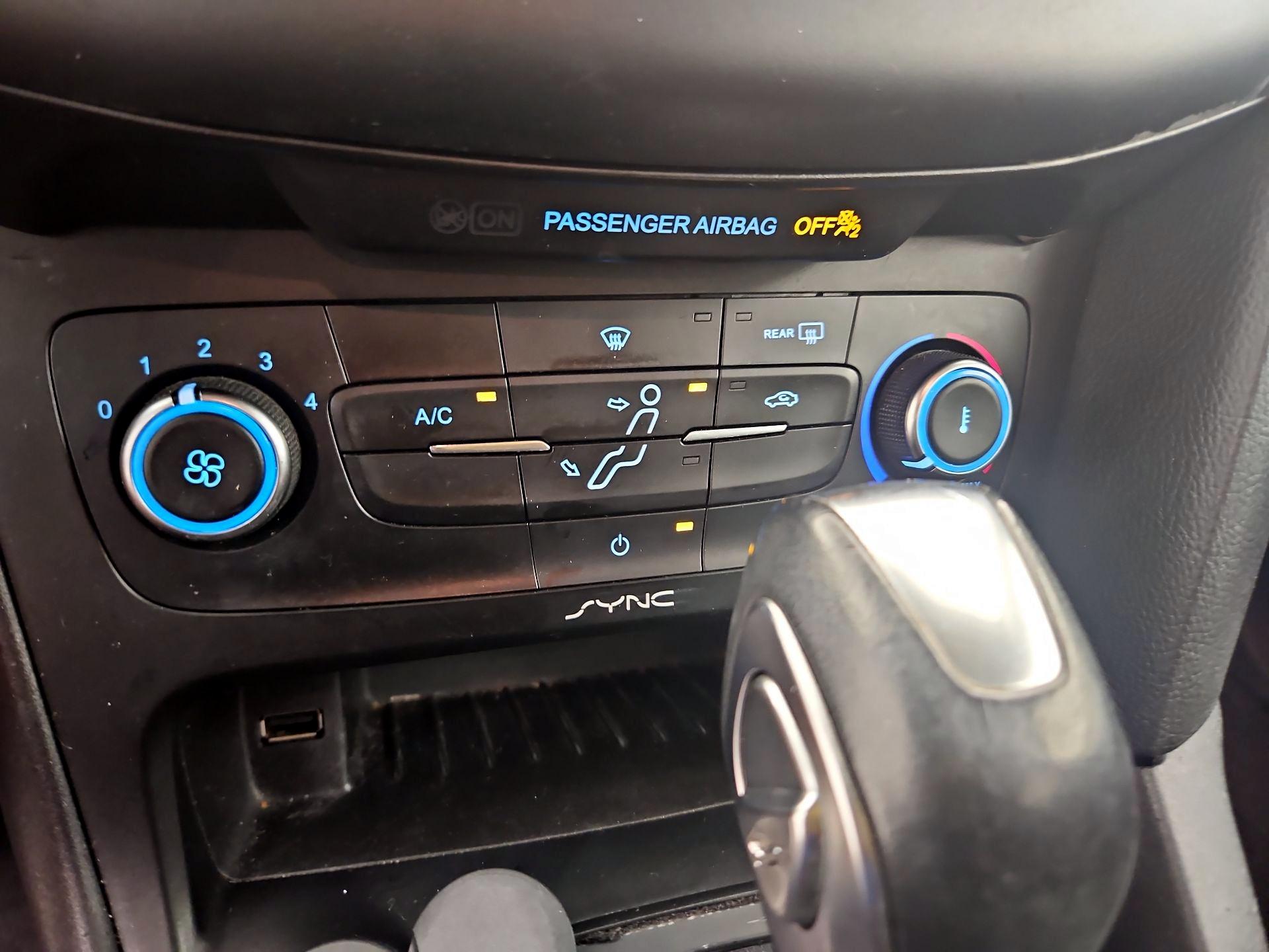 Thumbnail: 2015 Ford Focus - 16