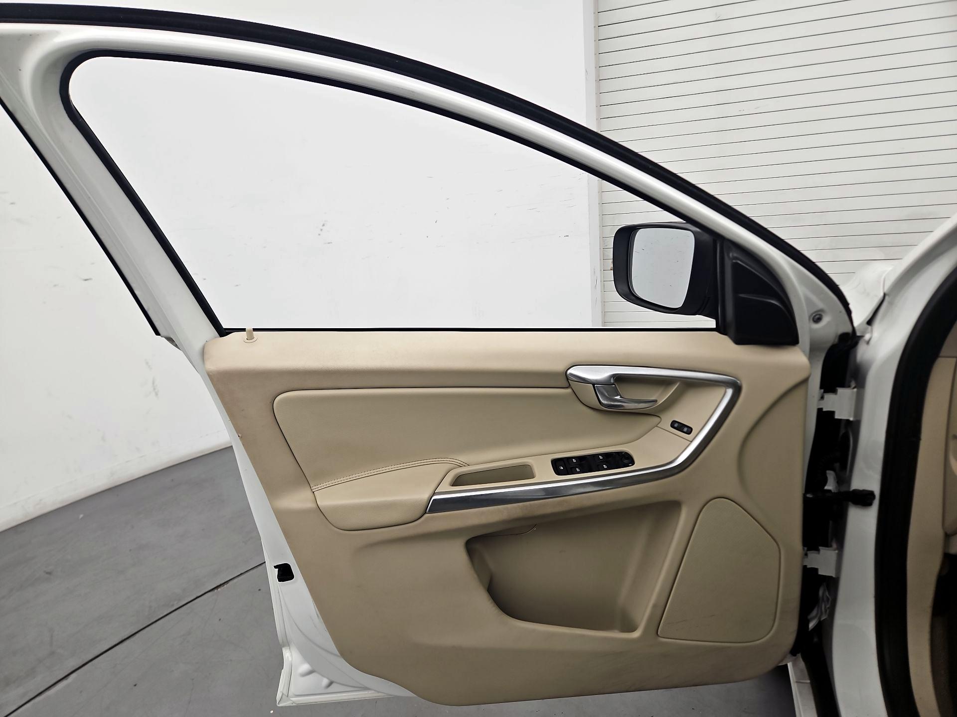 Thumbnail: 2015 Volvo XC60 - 12