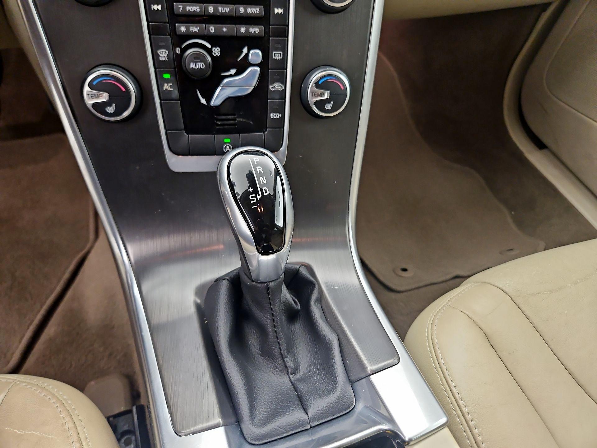 Thumbnail: 2015 Volvo XC60 - 16