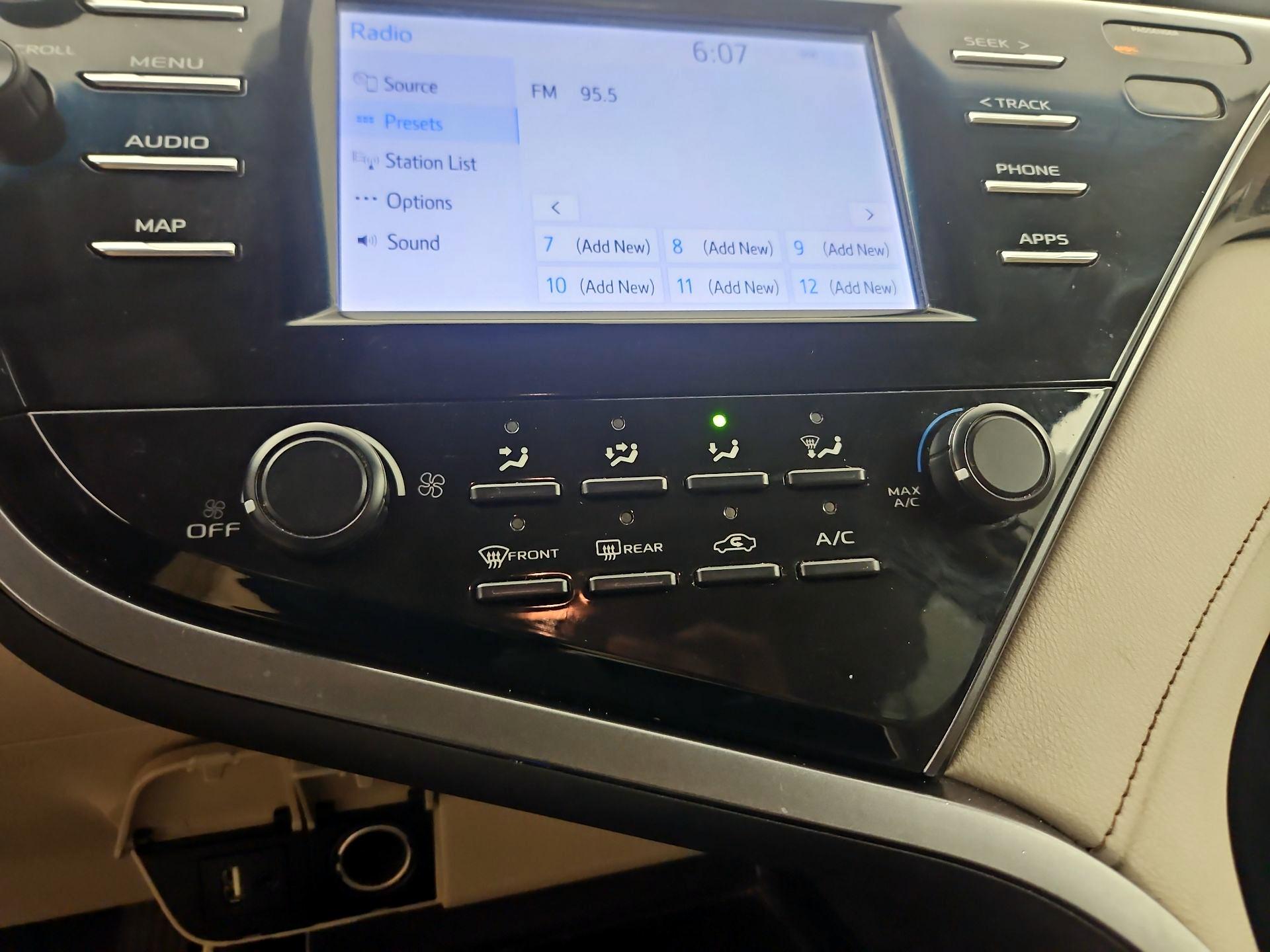 Thumbnail: 2019 Toyota Camry - 16