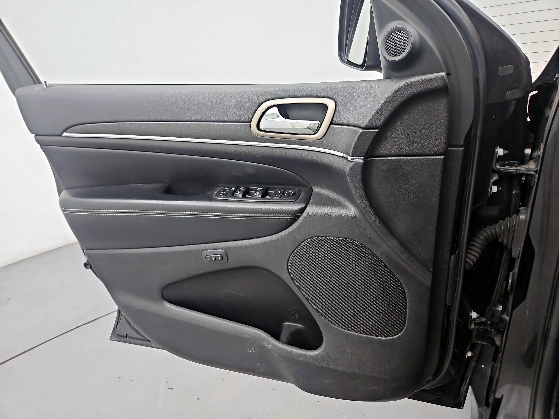 Thumbnail: 2015 Jeep Grand Cherokee - 12