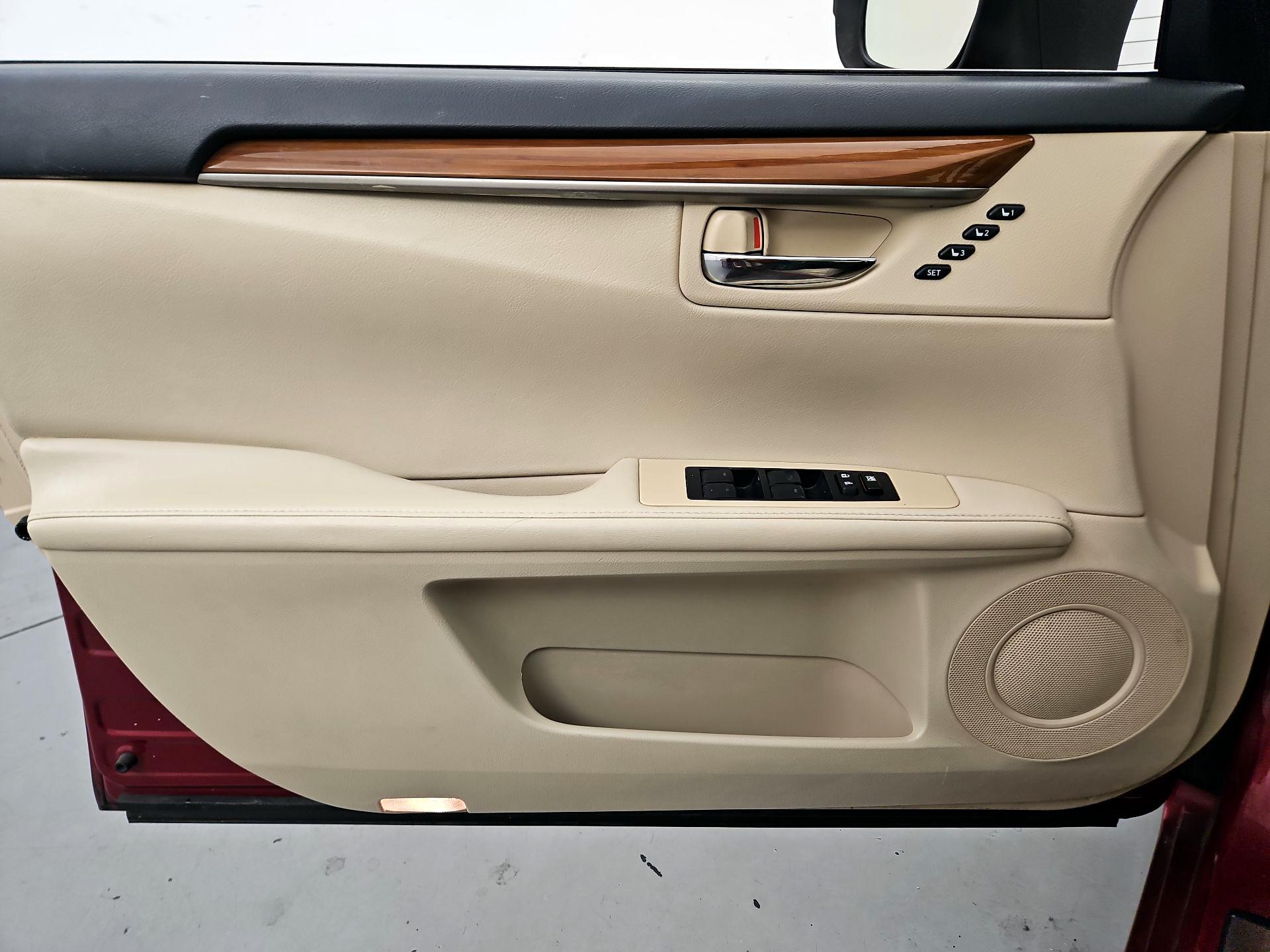Thumbnail: 2013 Lexus ES - 12