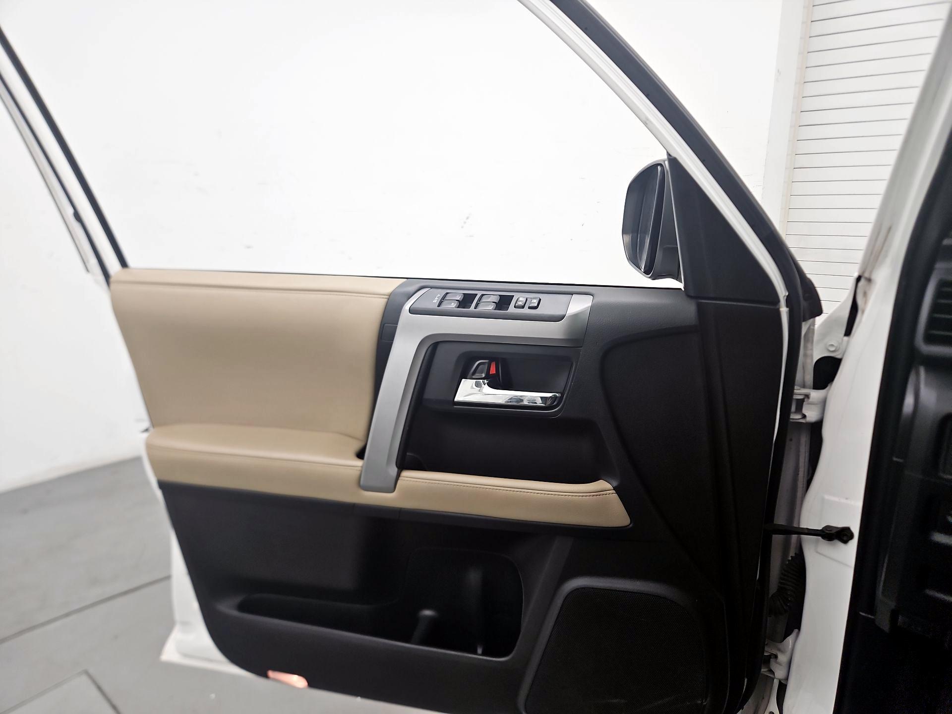 Thumbnail: 2016 Toyota 4Runner - 12