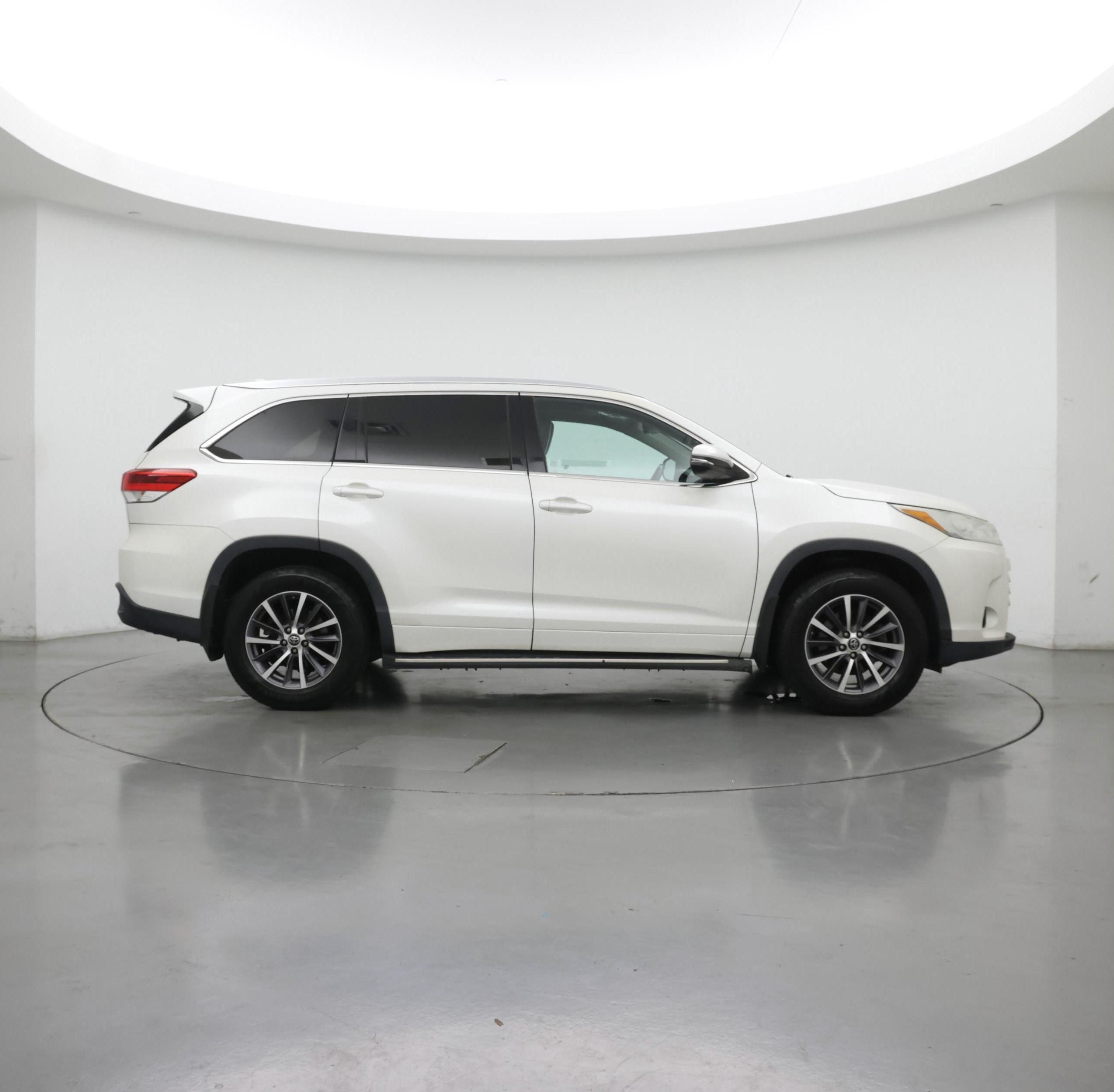Thumbnail: 2017 Toyota Highlander - 7