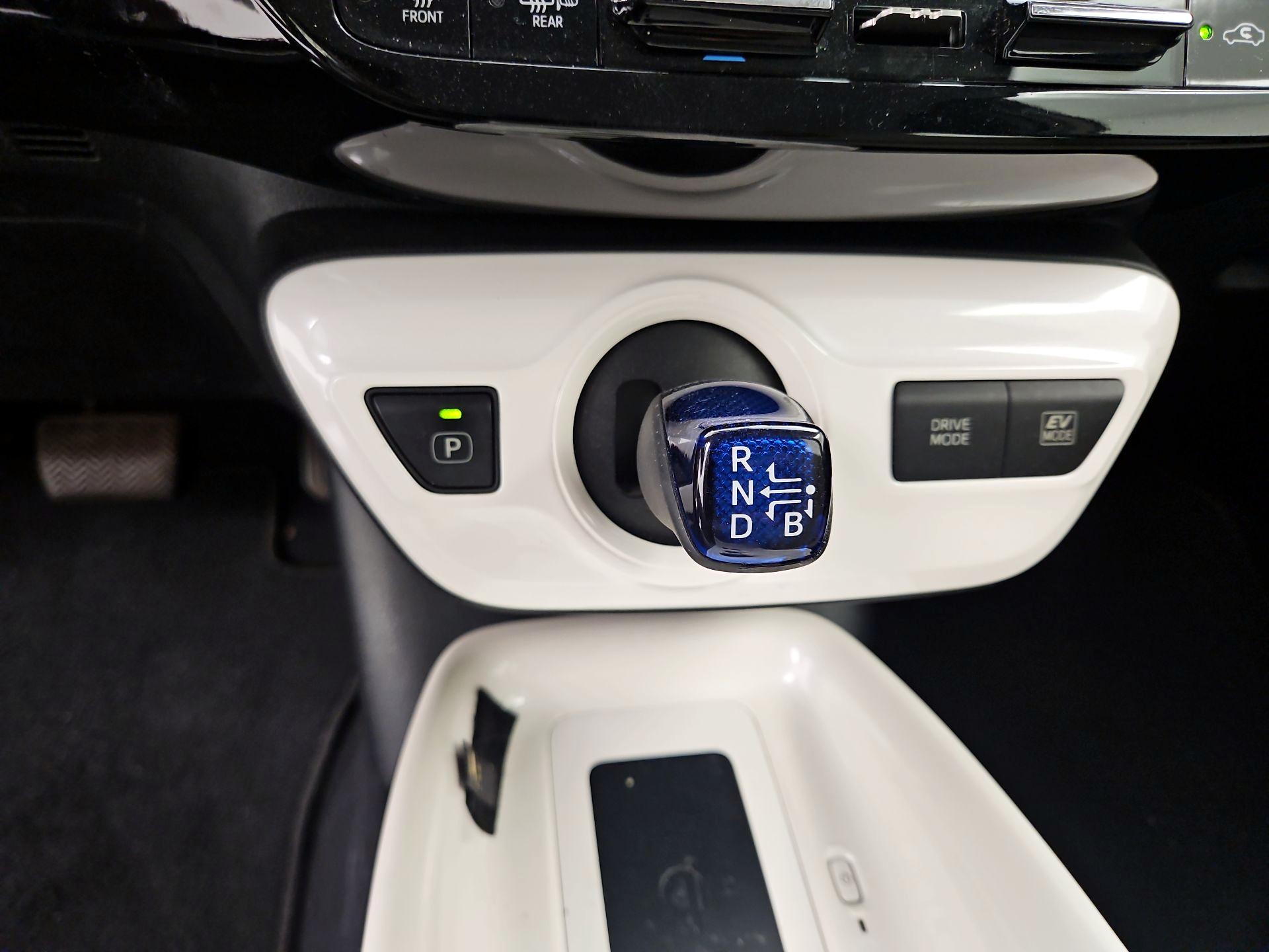 Thumbnail: 2016 Toyota Prius - 18