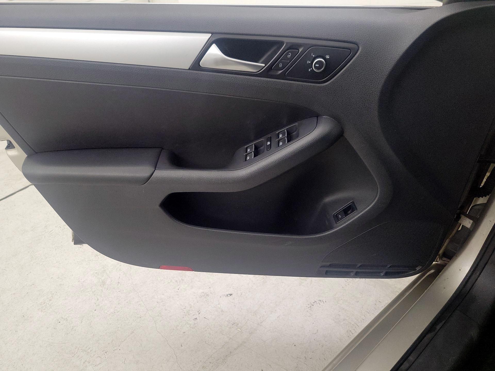 Thumbnail: 2014 Volkswagen Jetta - 12