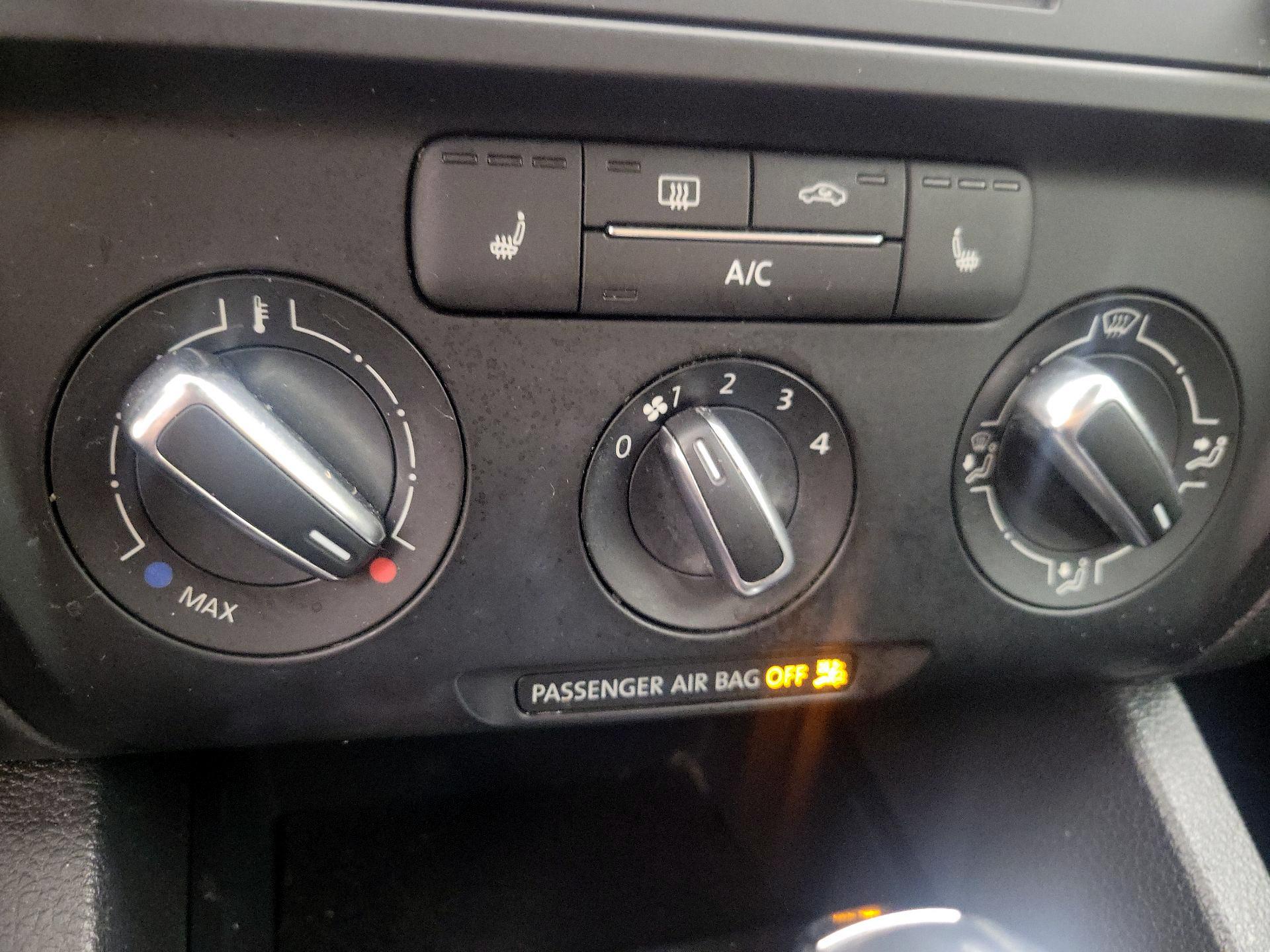 Thumbnail: 2014 Volkswagen Jetta - 16