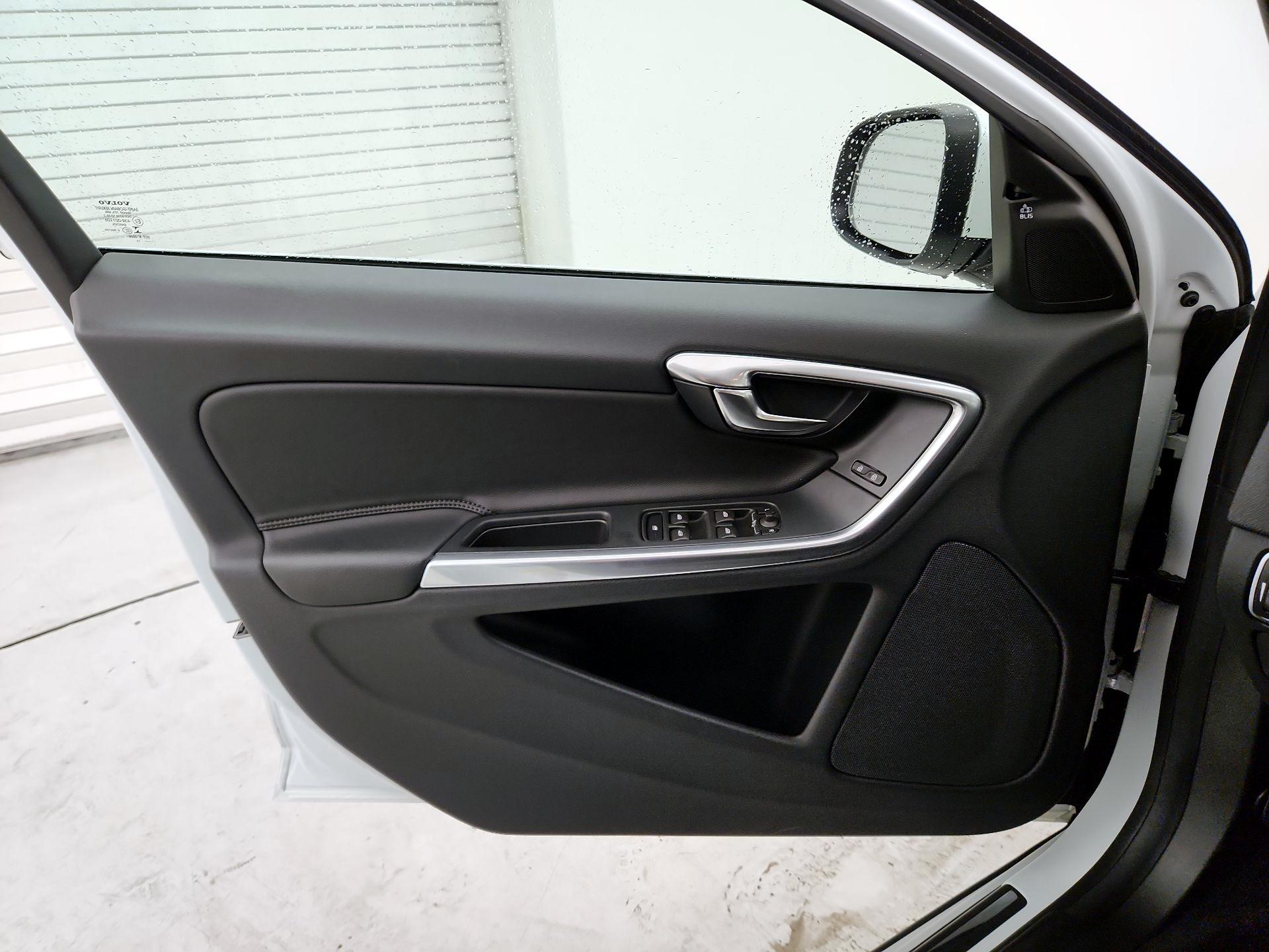 Thumbnail: 2015 Volvo V60 - 12