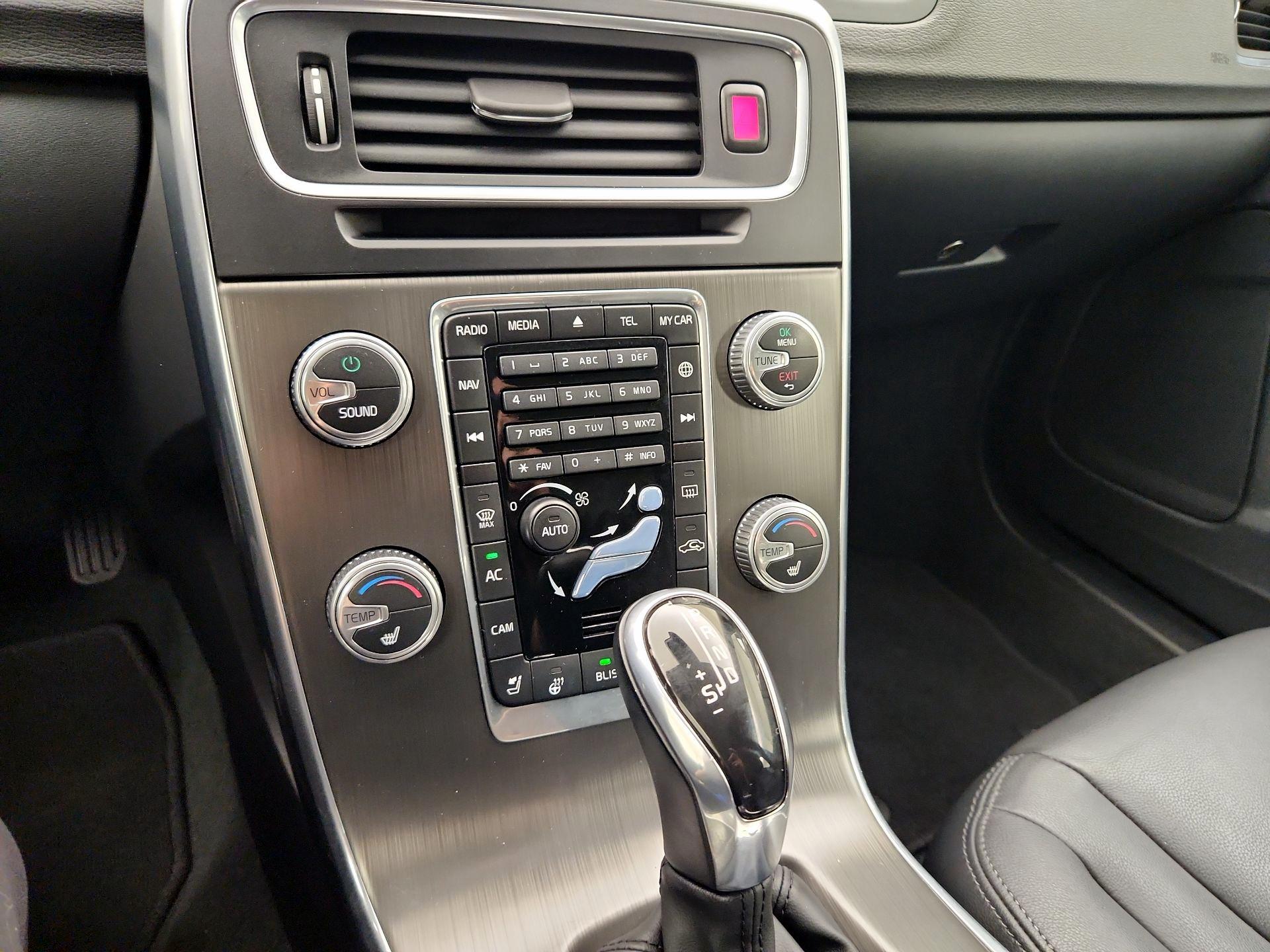 Thumbnail: 2015 Volvo V60 - 17