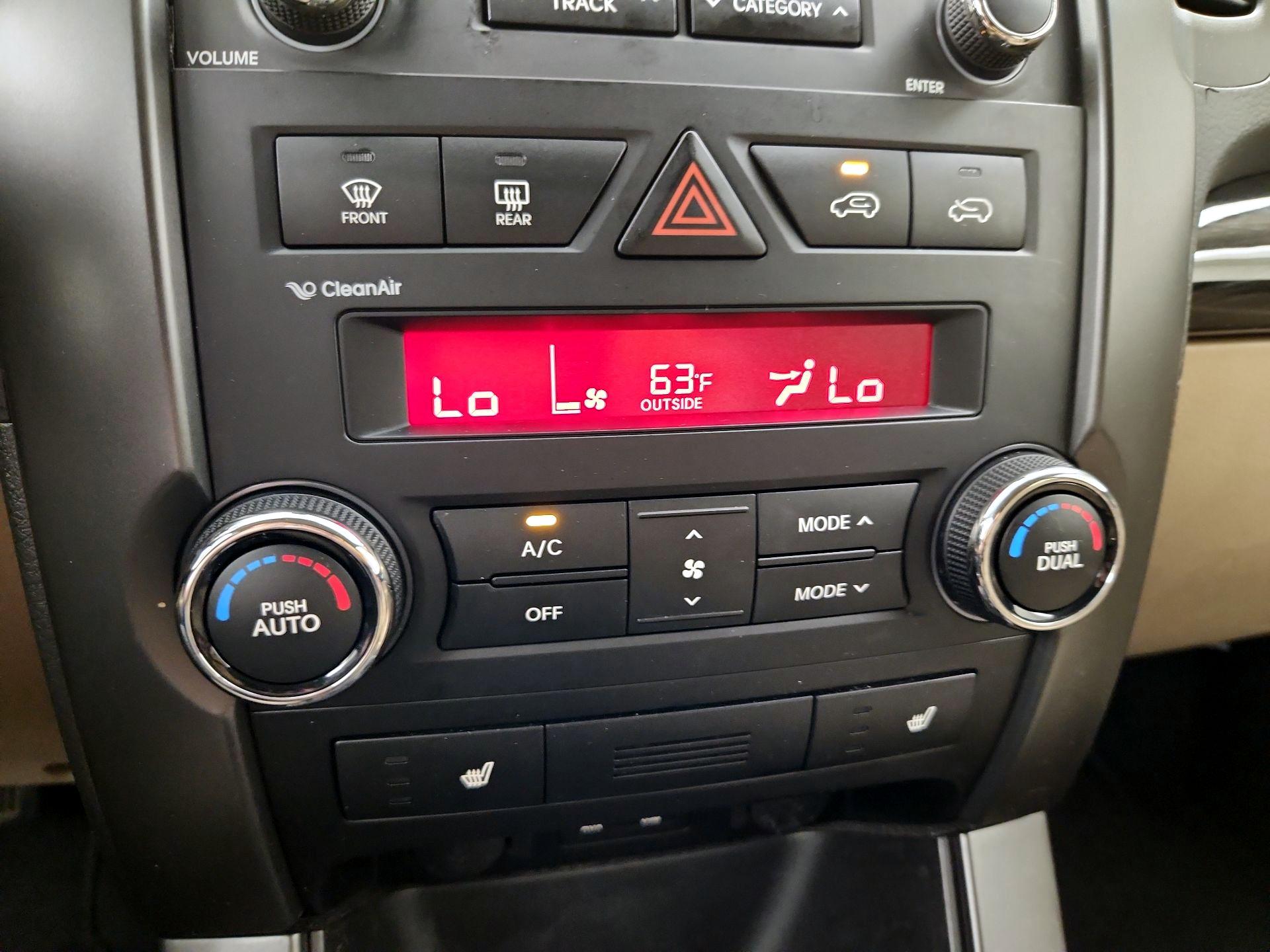 Thumbnail: 2013 Kia Sorento - 16