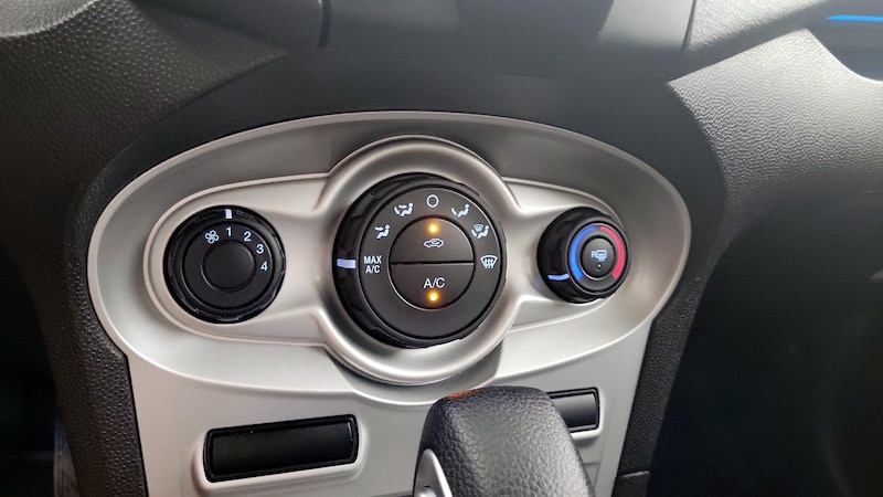 2016 Ford Fiesta SE 13