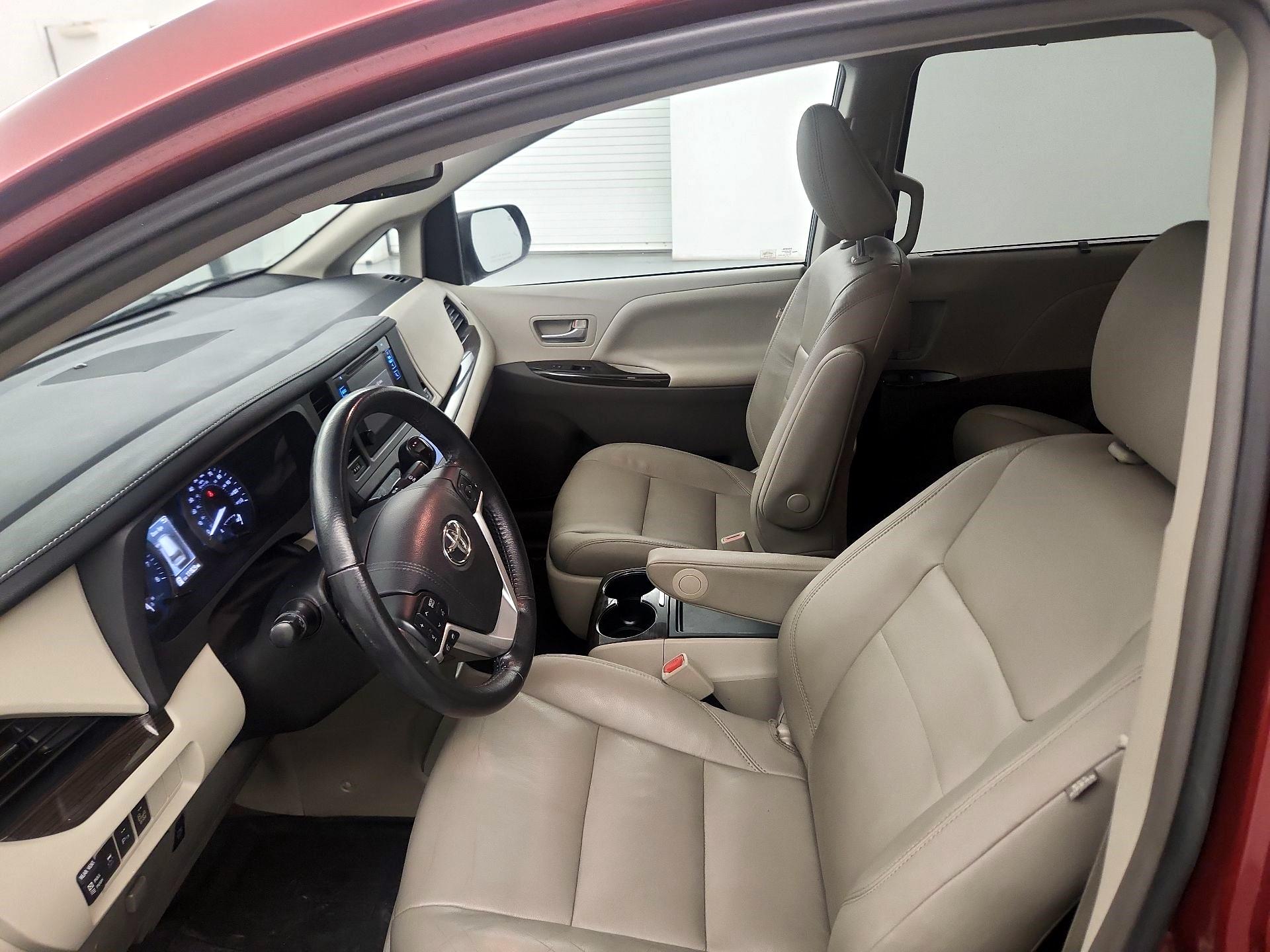 Thumbnail: 2017 Toyota Sienna - 9
