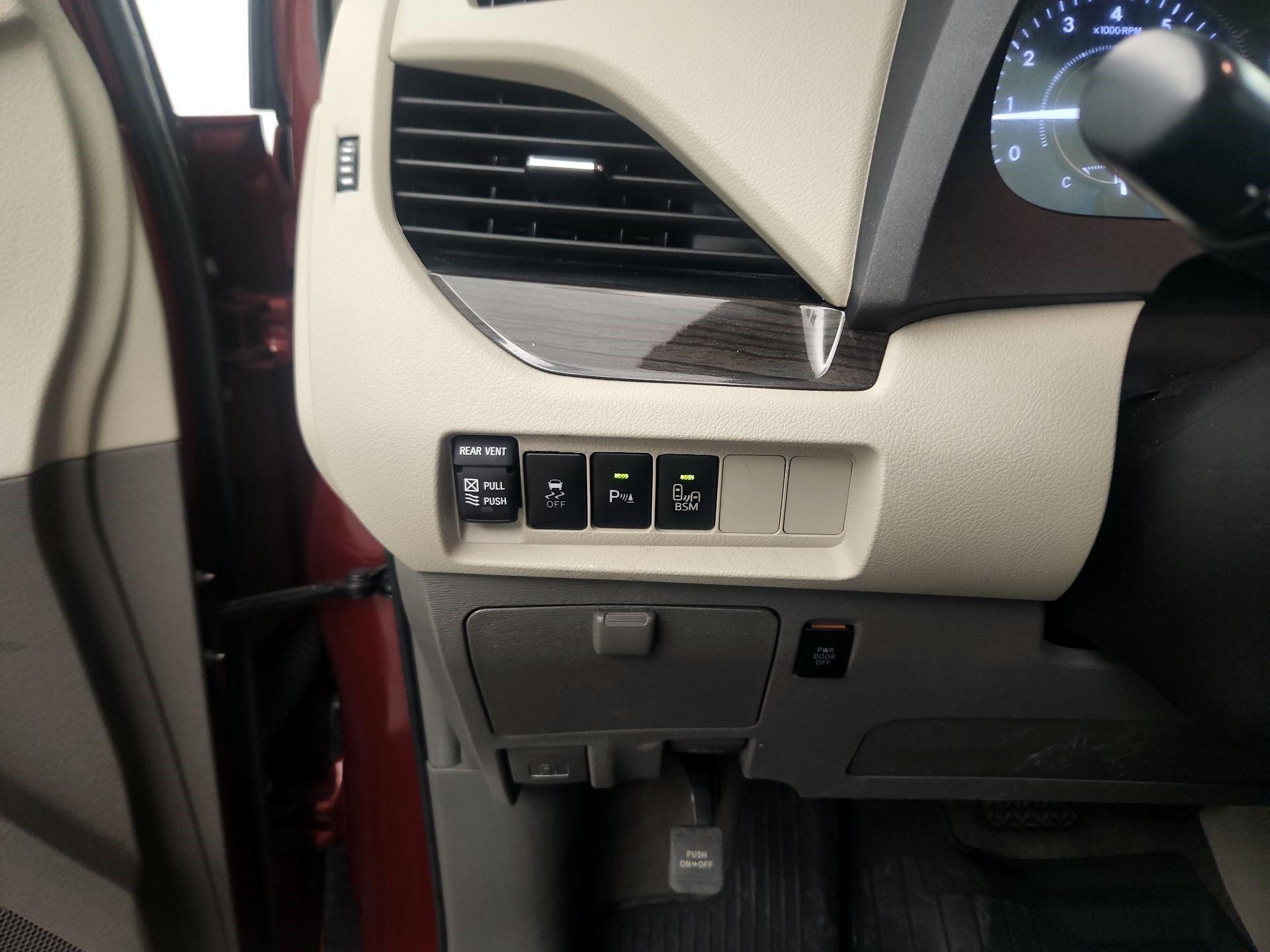 Thumbnail: 2017 Toyota Sienna - 11