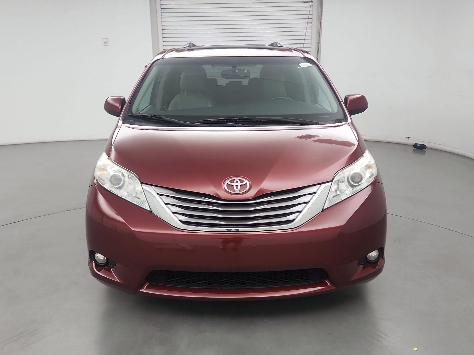 Thumbnail: 2017 Toyota Sienna - 2