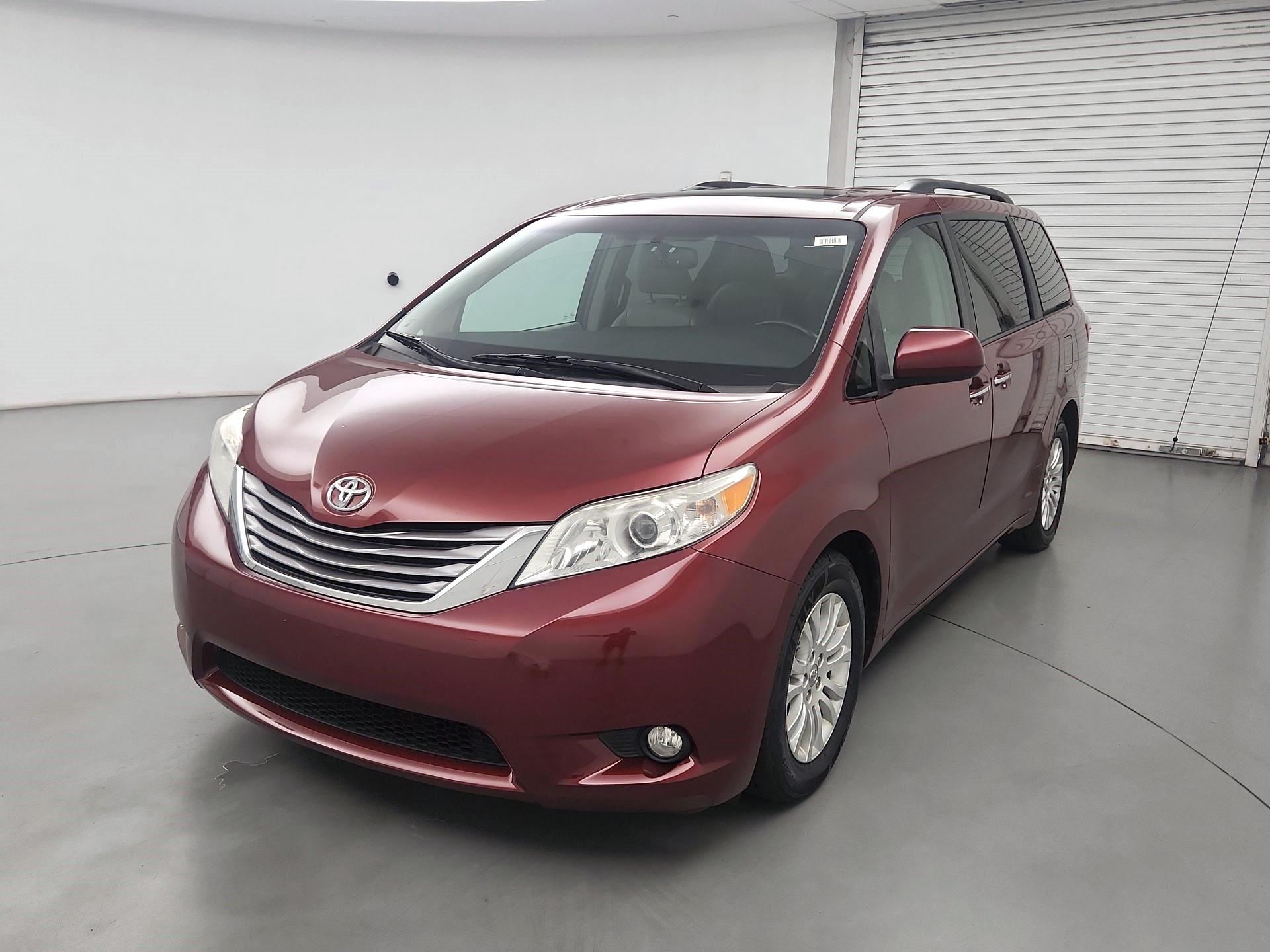 Thumbnail: 2017 Toyota Sienna - 3