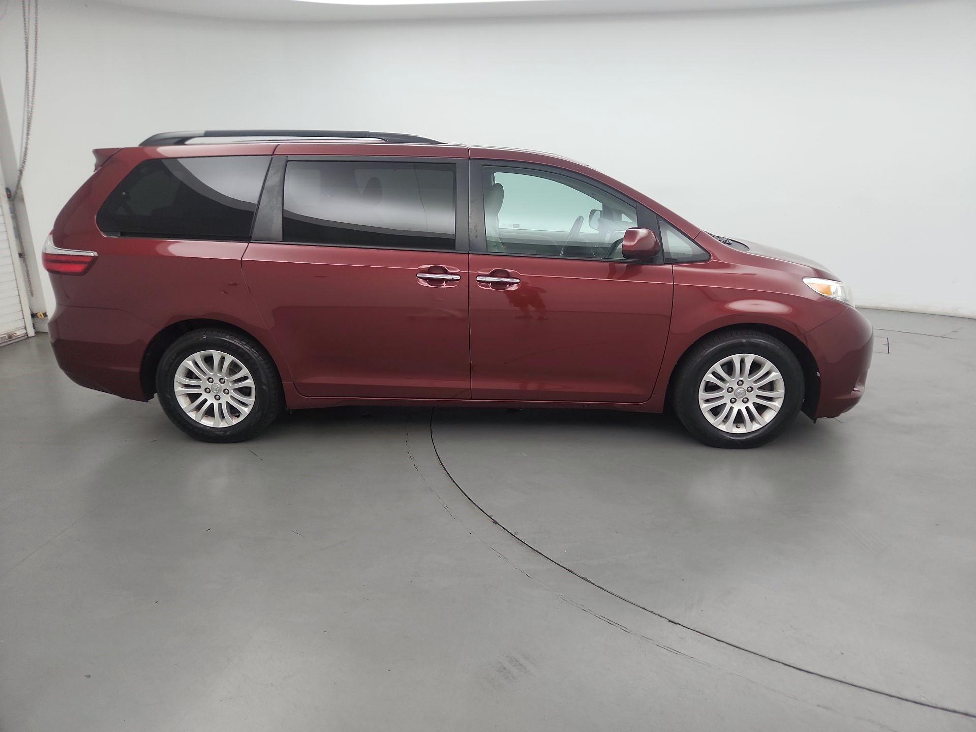 Thumbnail: 2017 Toyota Sienna - 4