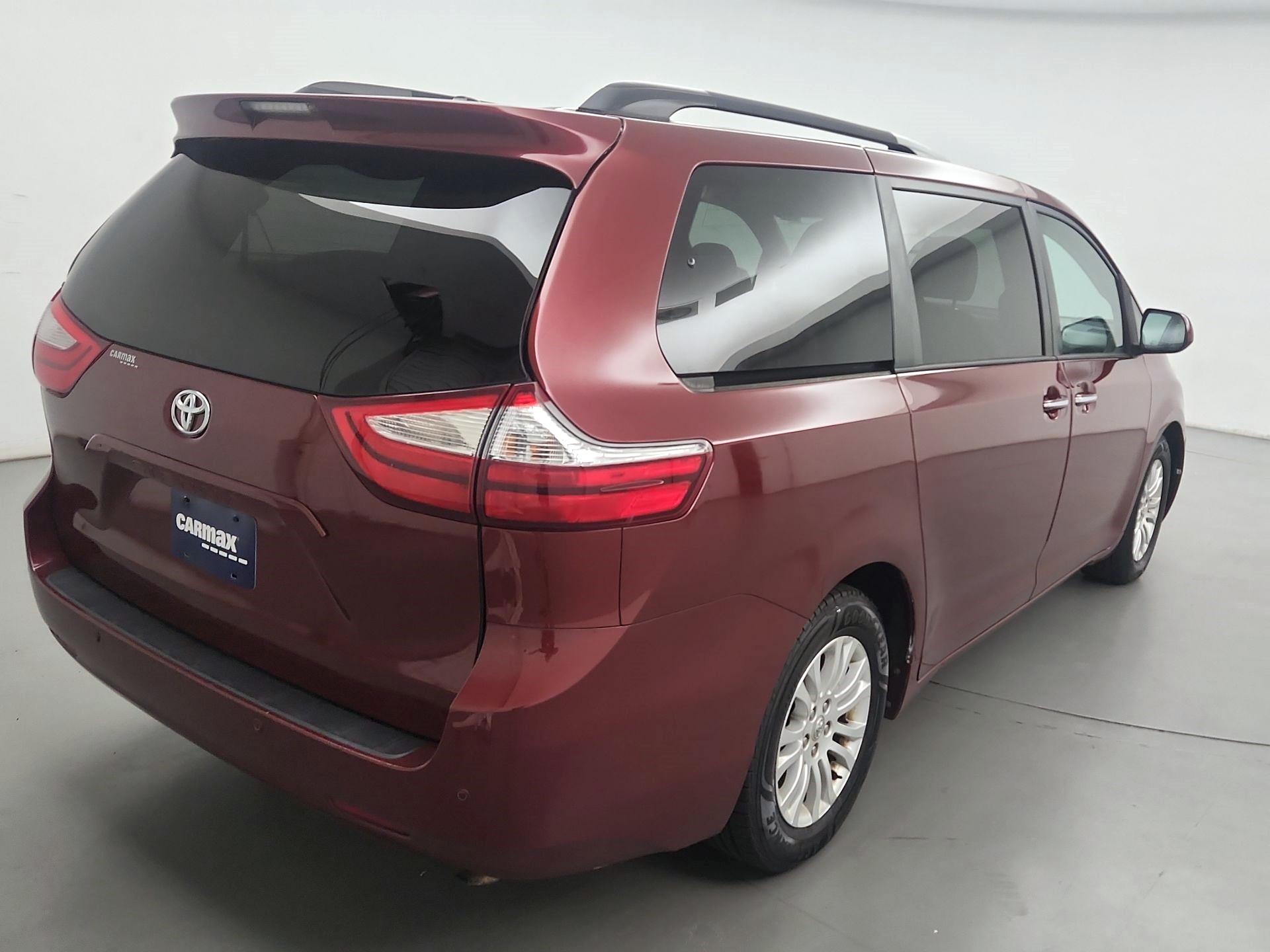 Thumbnail: 2017 Toyota Sienna - 5