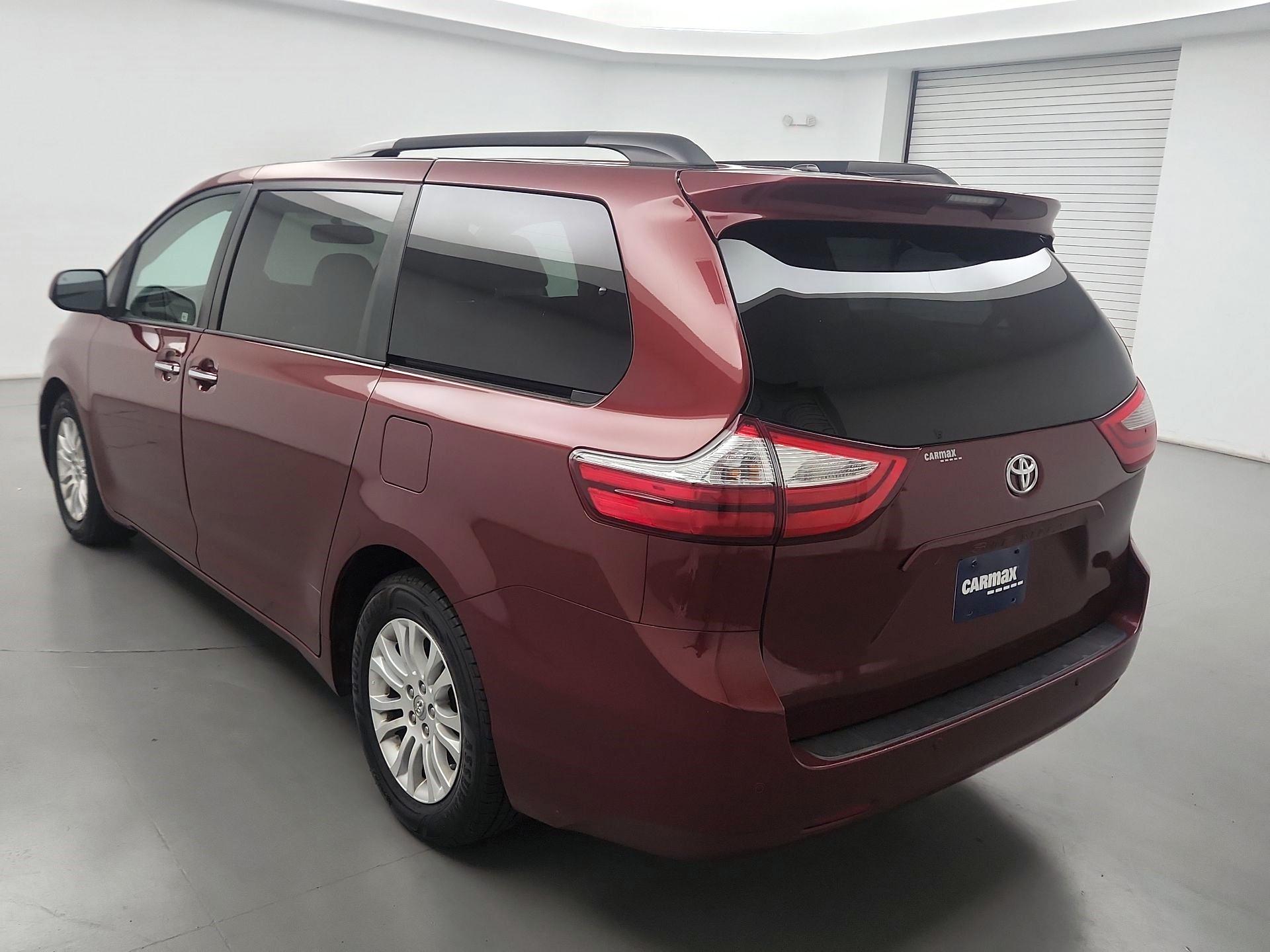 Thumbnail: 2017 Toyota Sienna - 7