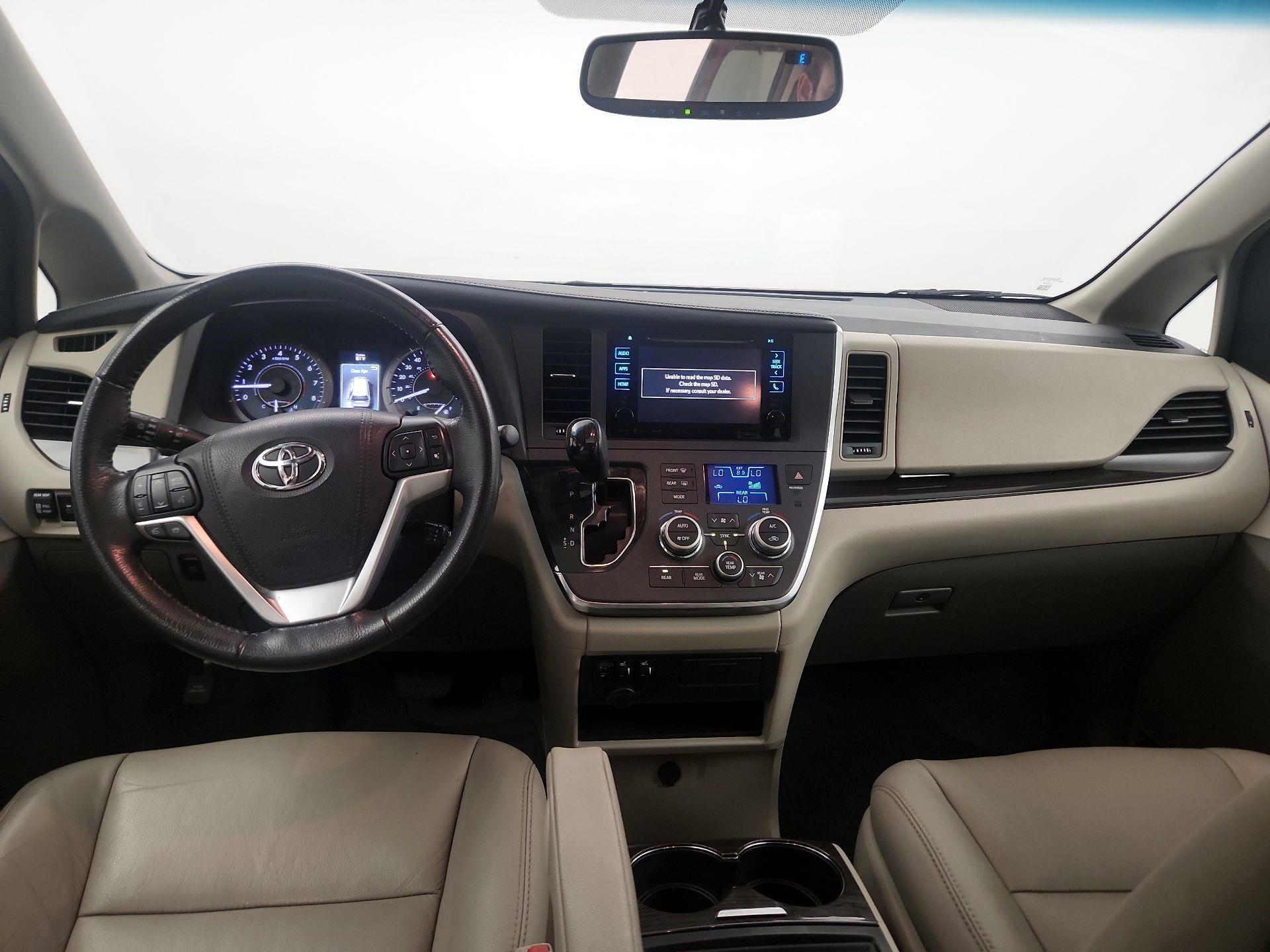 Thumbnail: 2017 Toyota Sienna - 8