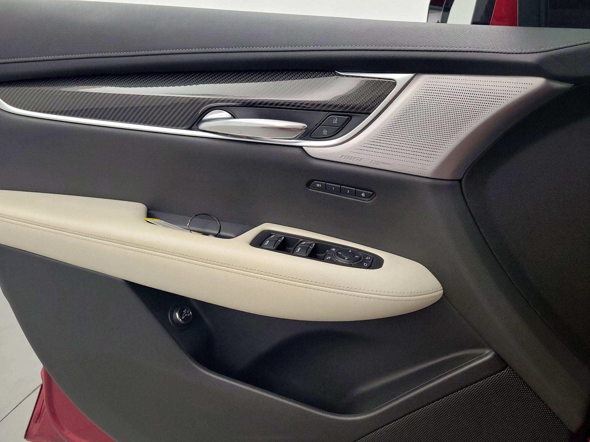 Thumbnail: 2021 Cadillac XT6 - 10