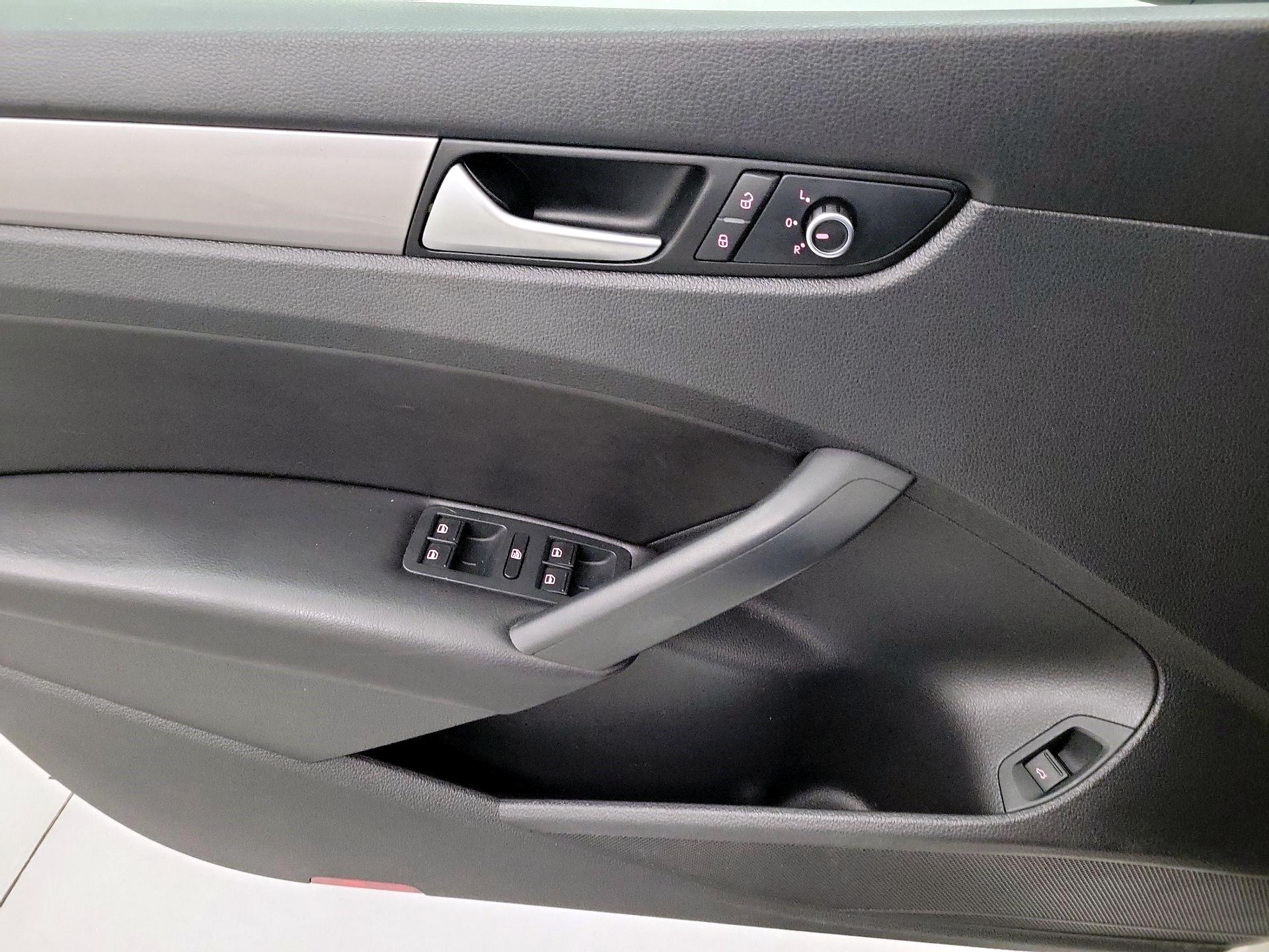 Thumbnail: 2015 Volkswagen Passat - 10