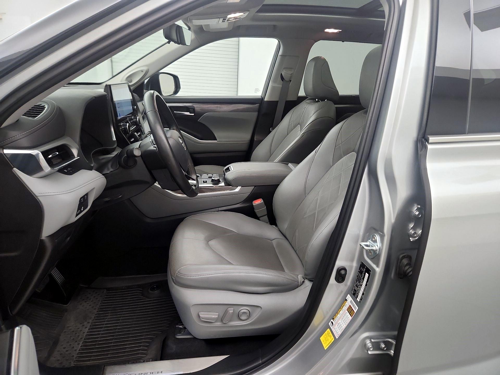 Thumbnail: 2023 Toyota Highlander - 9