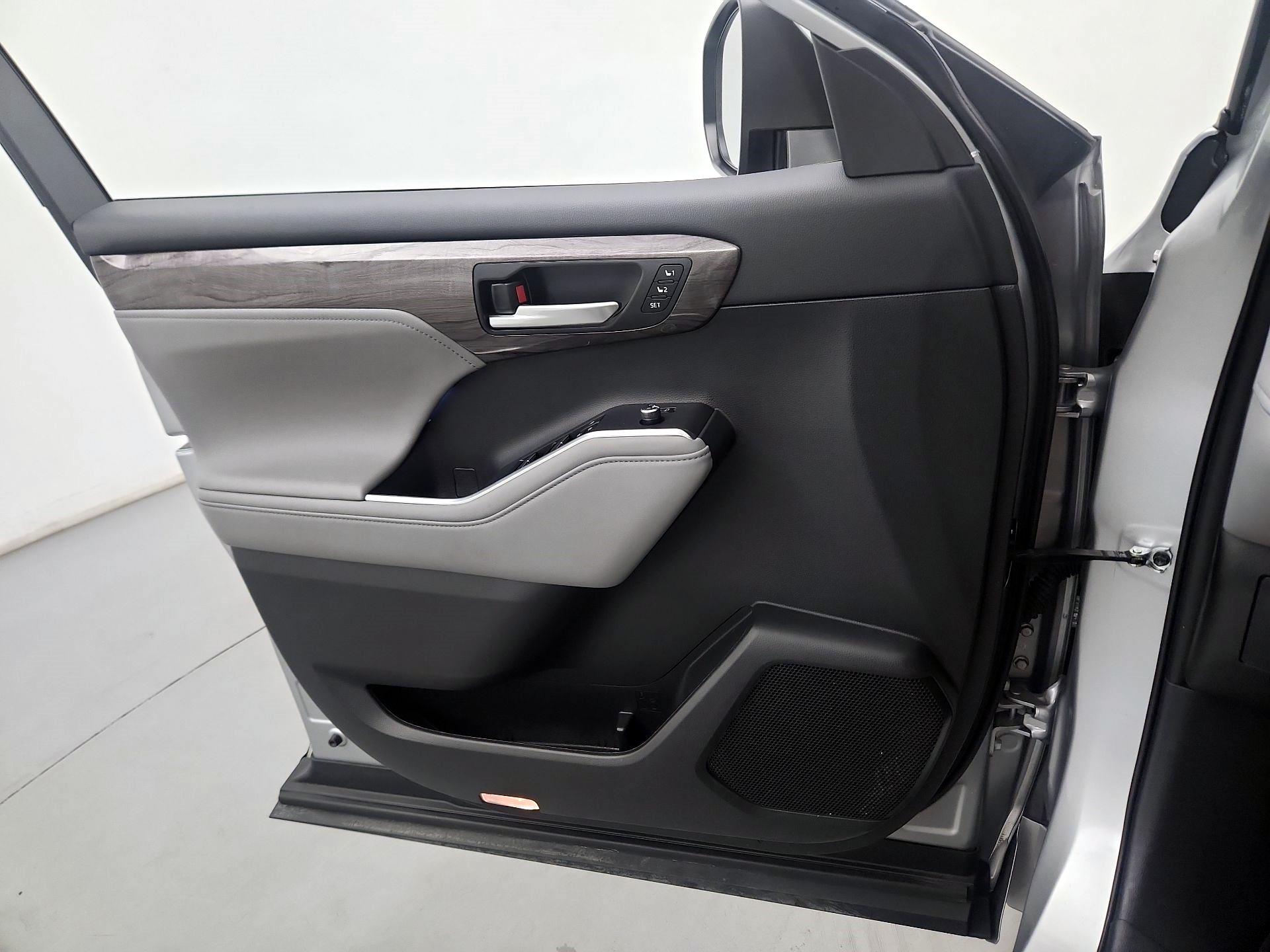 Thumbnail: 2023 Toyota Highlander - 10