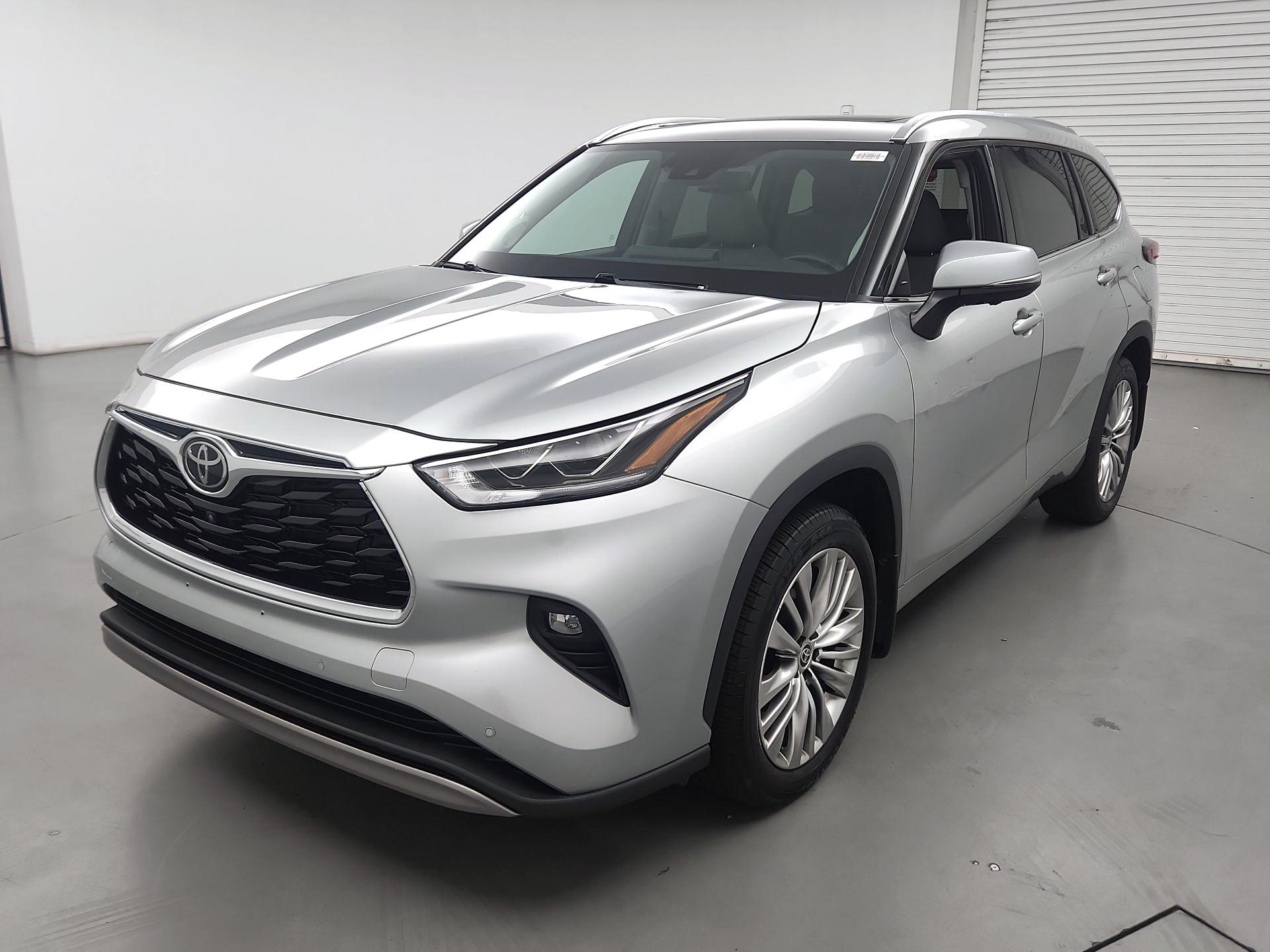 Thumbnail: 2023 Toyota Highlander - 3