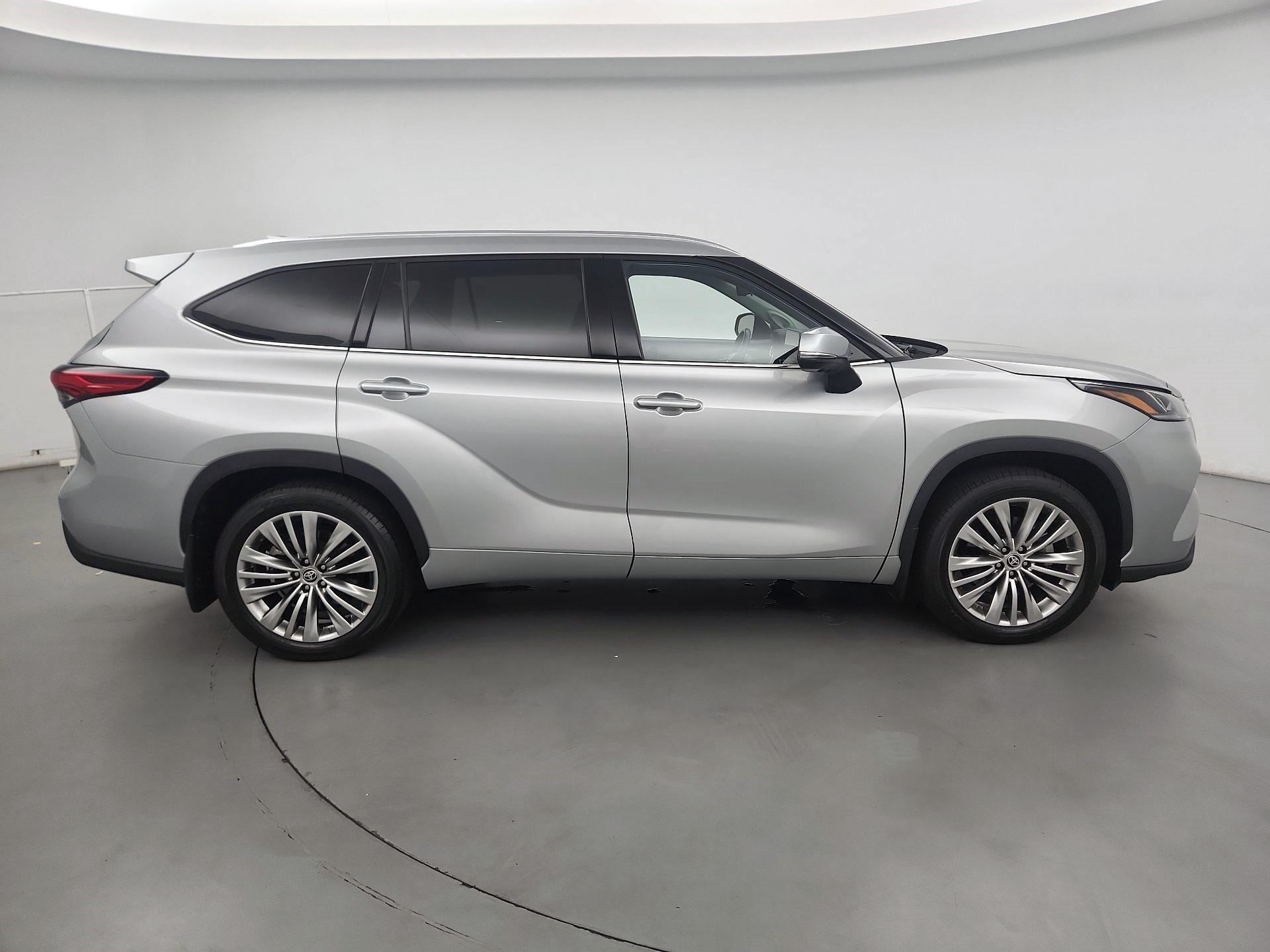 Thumbnail: 2023 Toyota Highlander - 4